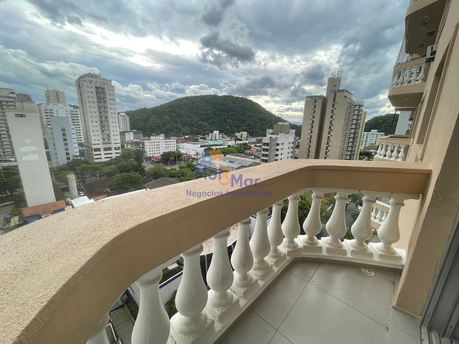 Apartamento na Praia das Pitangueiras, Guarujá - SP