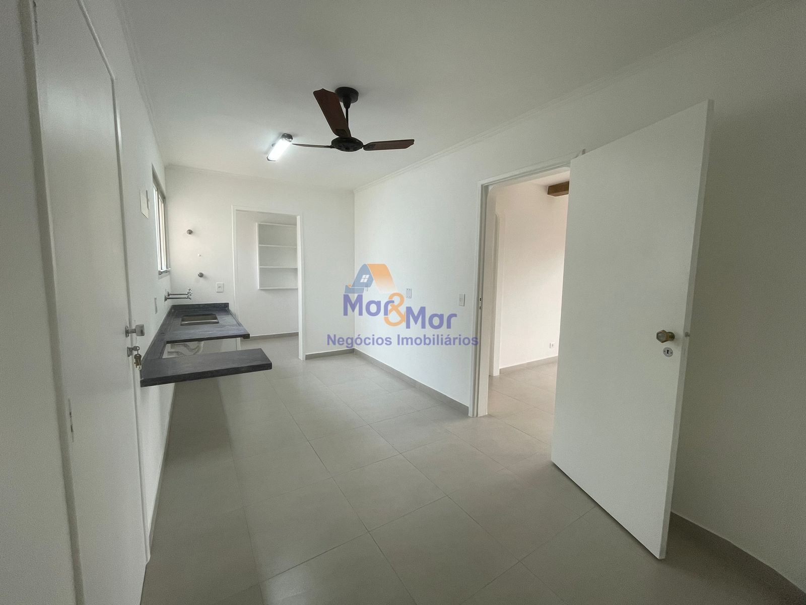 Apartamento na Praia das Pitangueiras, Guarujá - SP
