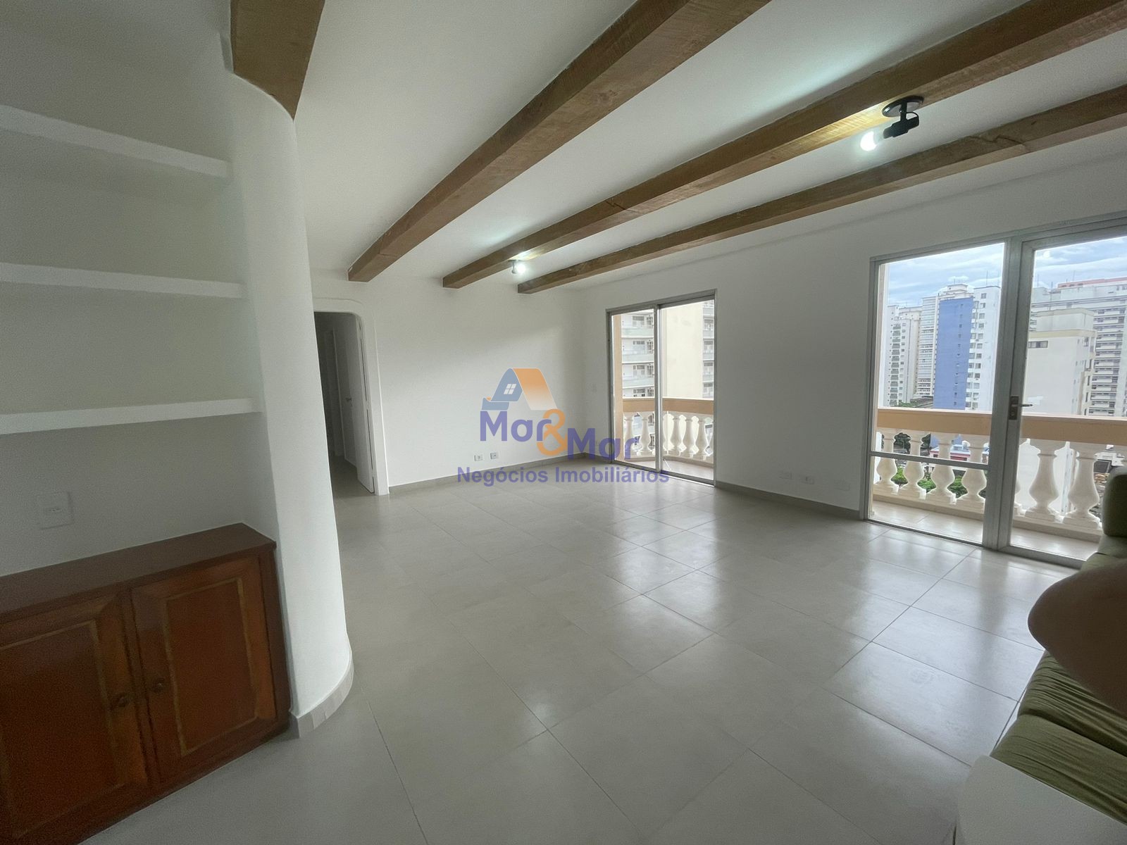 Apartamento na Praia das Pitangueiras, Guarujá - SP