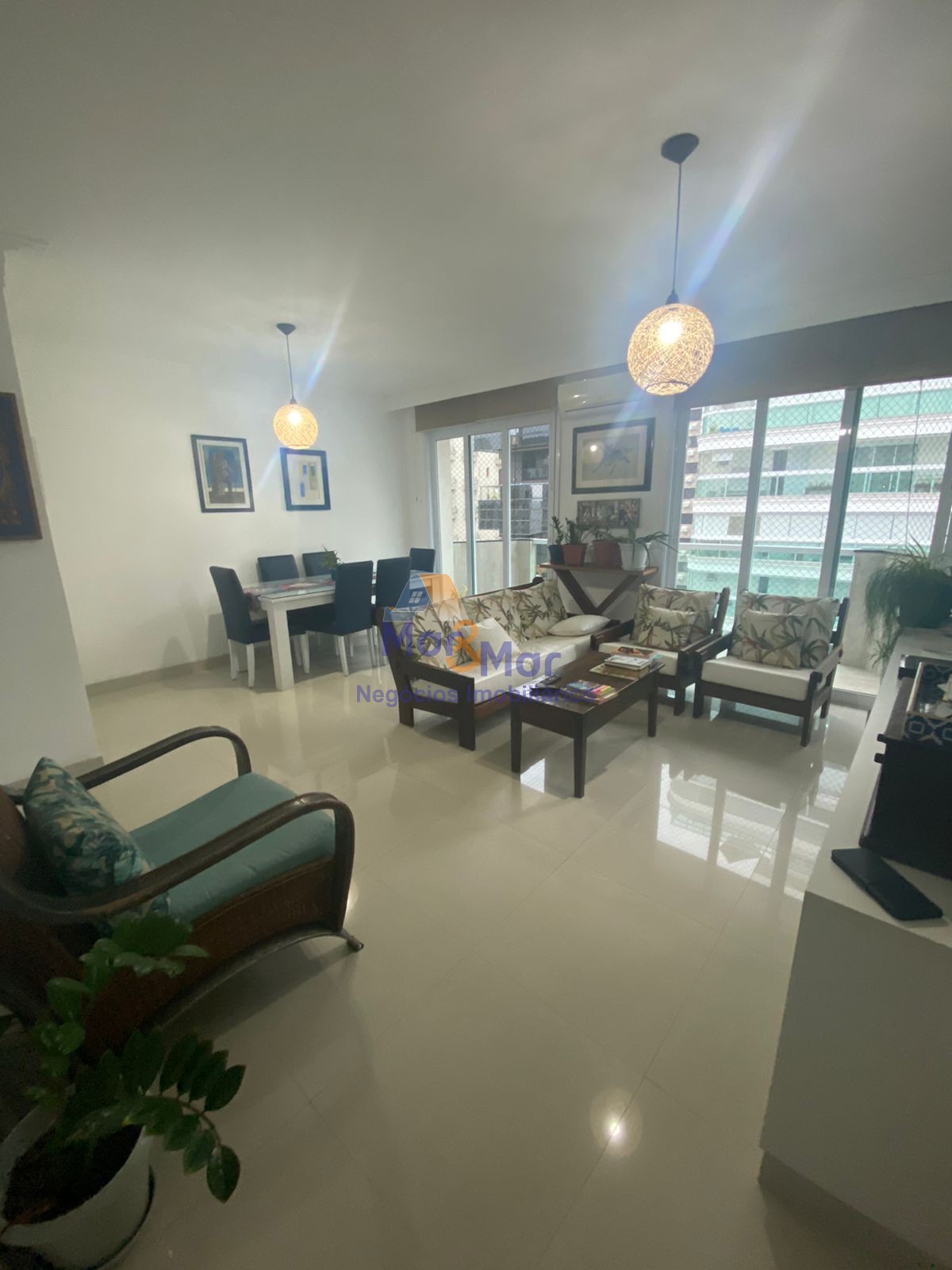Apartamento na Praia das Pitangueiras, Guarujá - SP