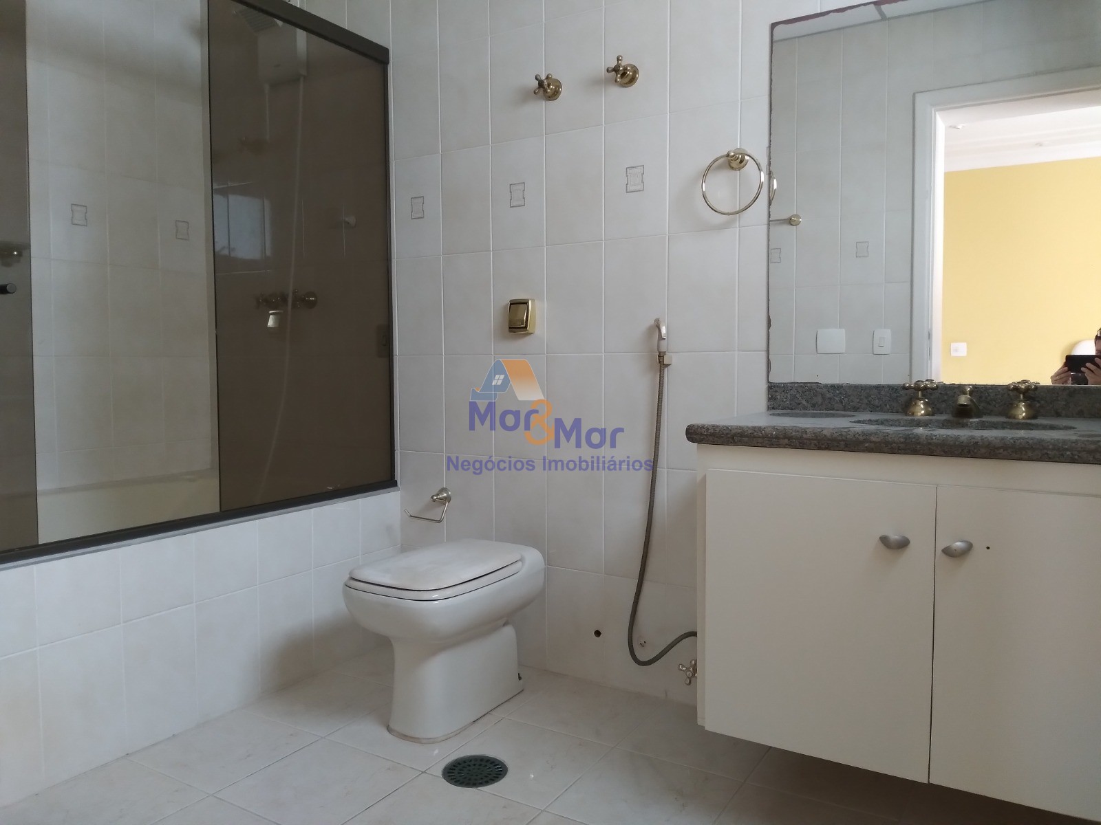 Apartamento na Praia das Pitangueiras, Guarujá - SP