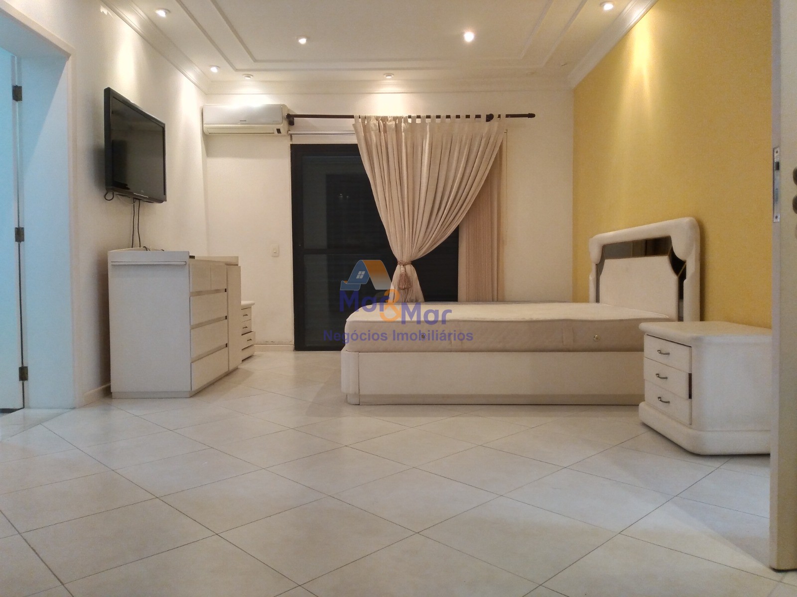Apartamento na Praia das Pitangueiras, Guarujá - SP