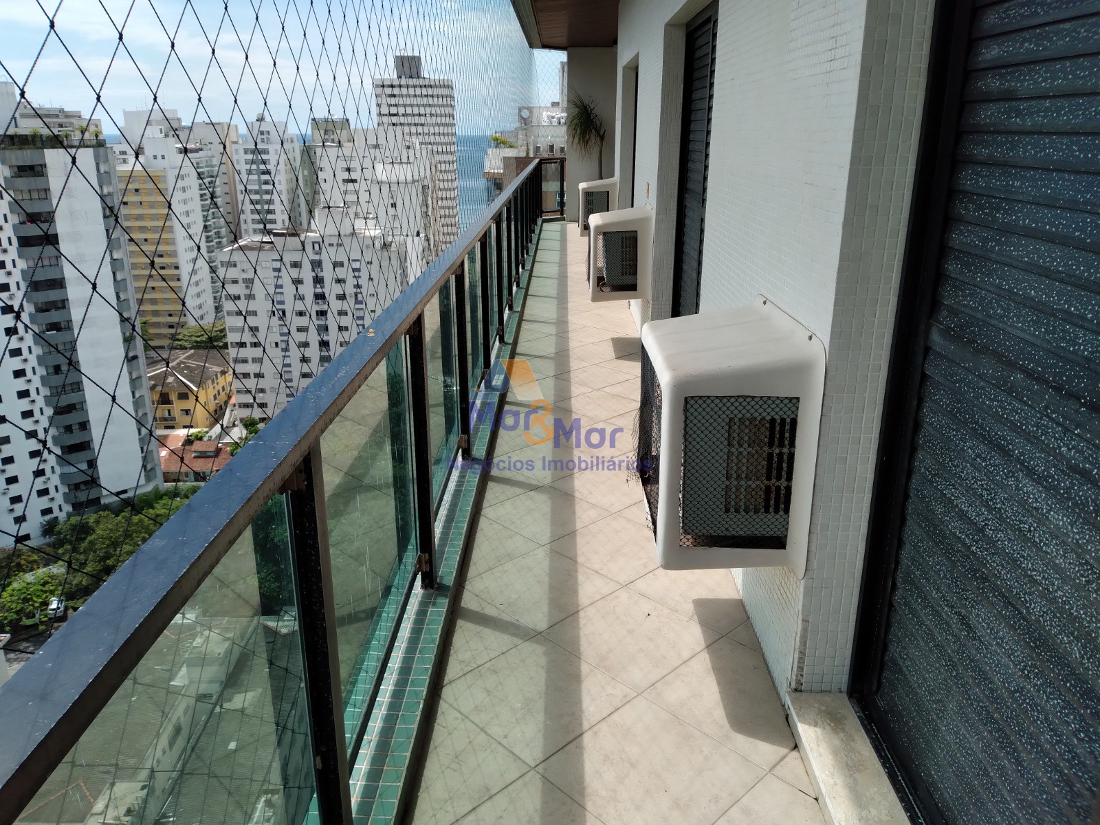 Apartamento na Praia das Pitangueiras, Guarujá - SP