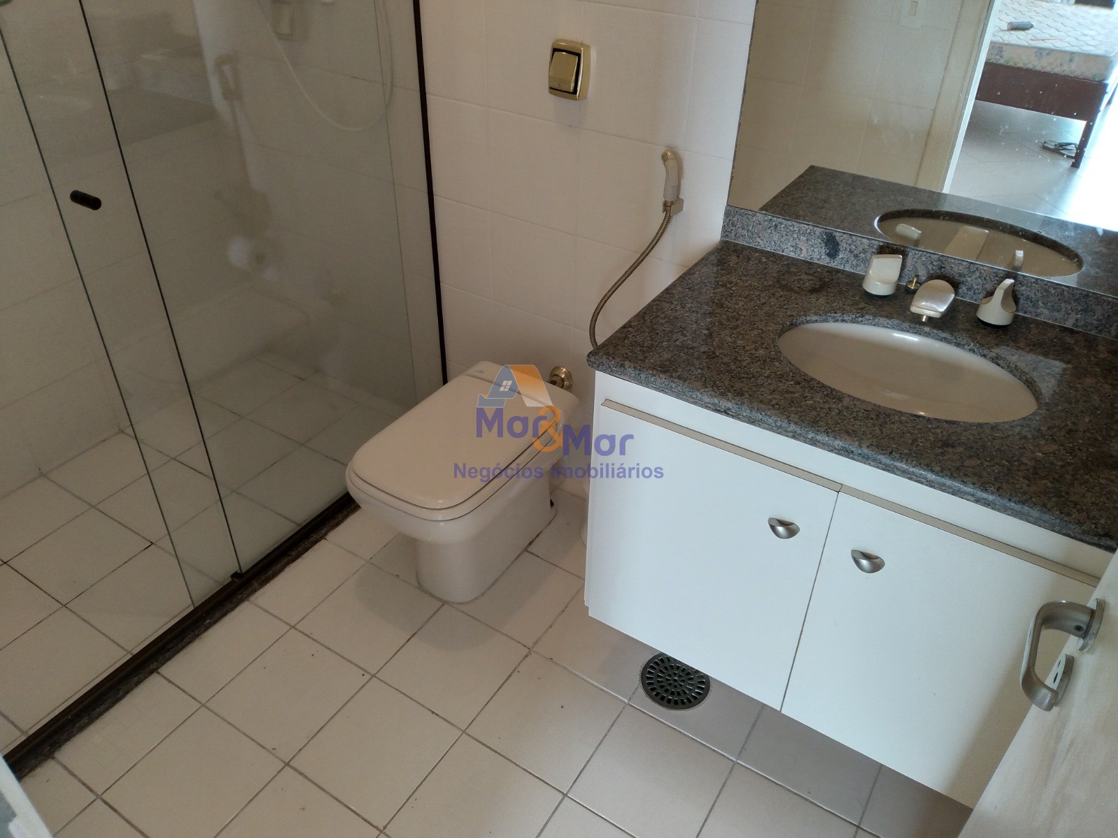 Apartamento na Praia das Pitangueiras, Guarujá - SP