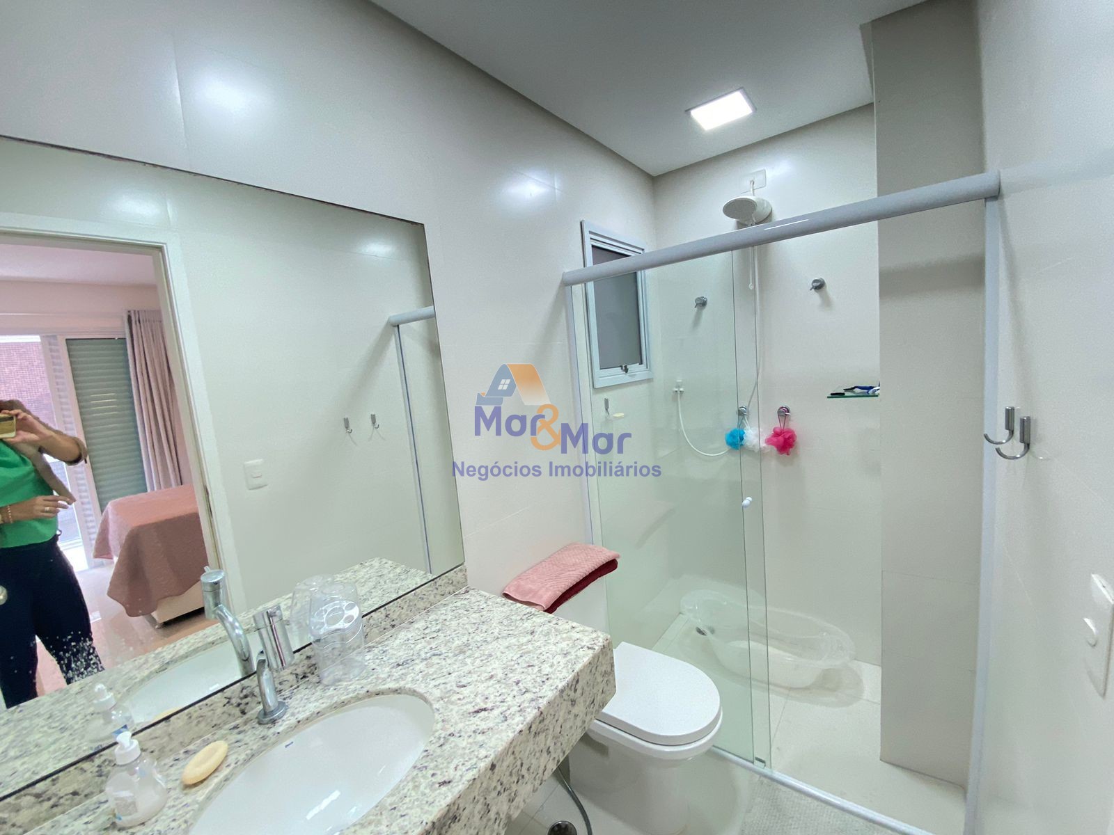 Apartamento na Praia das Pitangueiras, Guarujá - SP