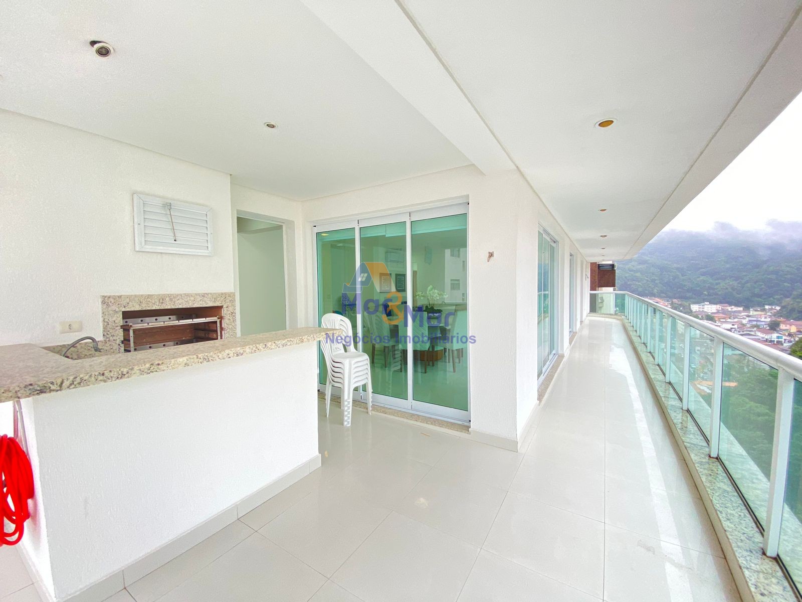 Apartamento na Praia das Pitangueiras, Guarujá - SP