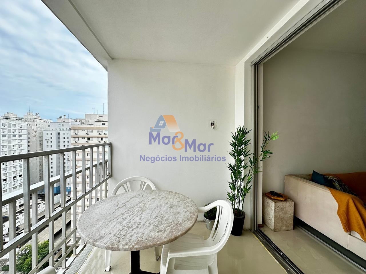 Apartamento na Praia das Pitangueiras, Guarujá - SP