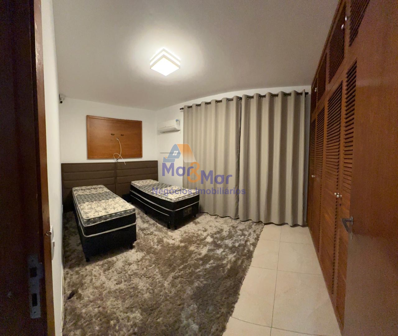 Apartamento na Praia das Pitangueiras, Guarujá - SP
