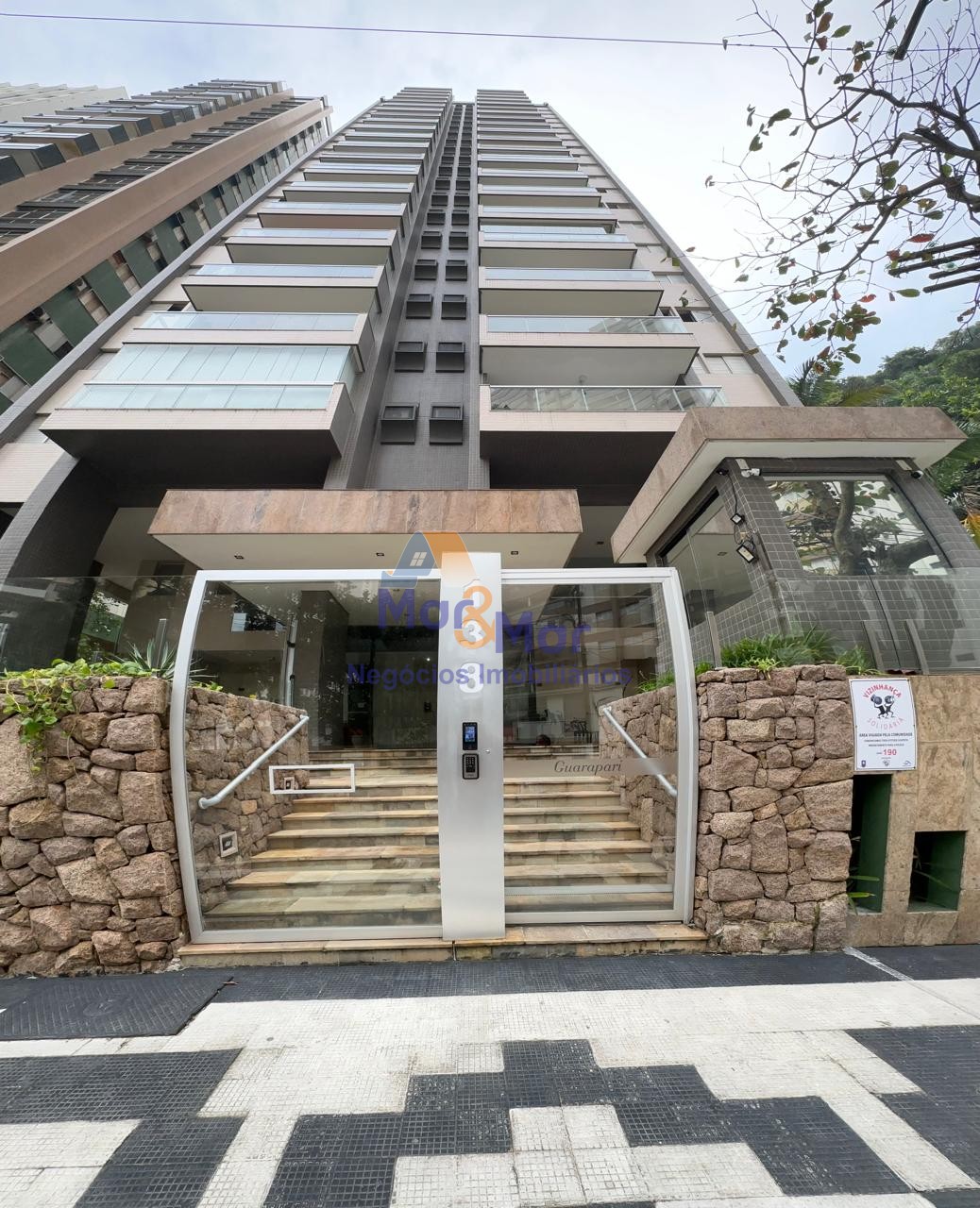 Apartamento na Praia das Pitangueiras, Guarujá - SP