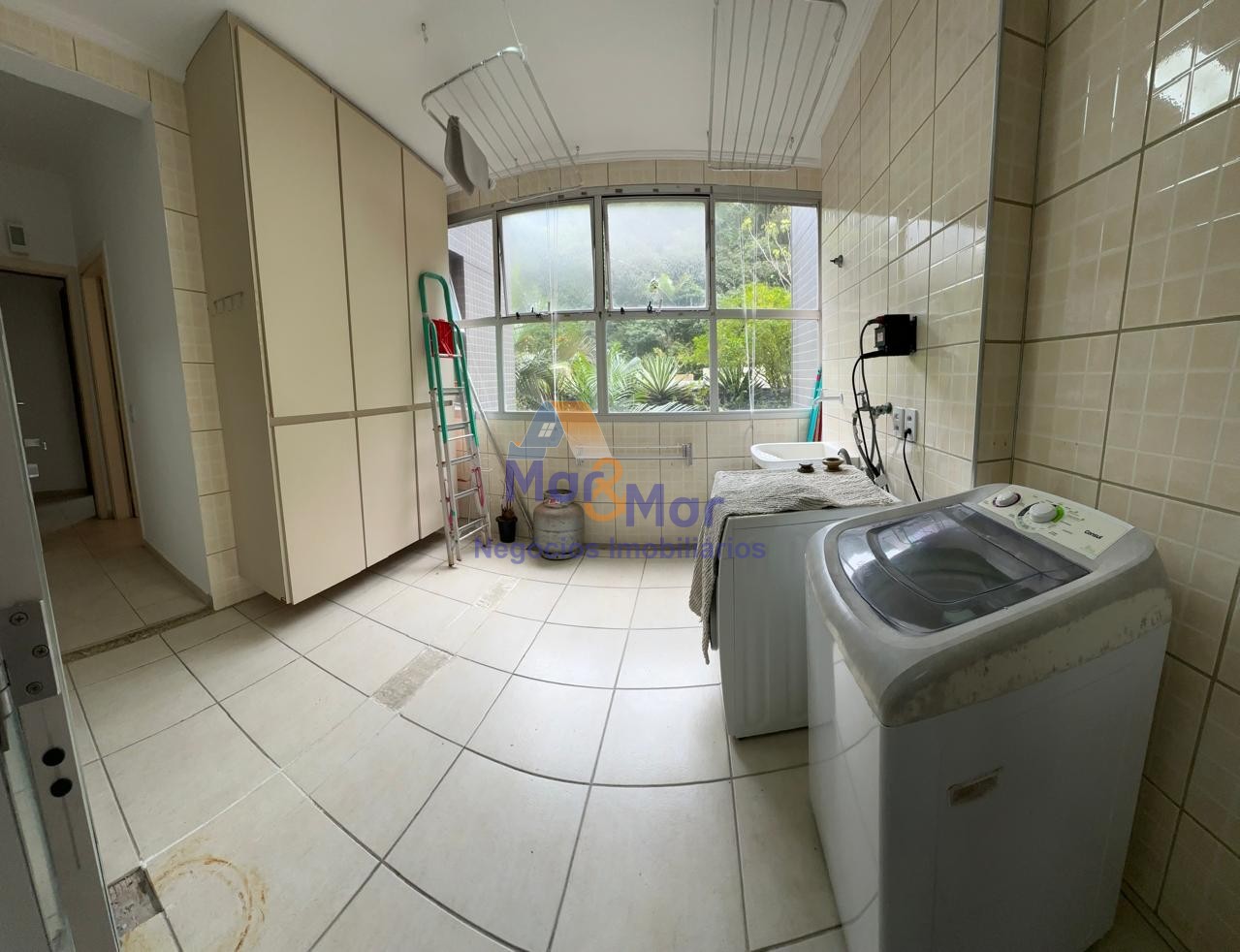 Apartamento na Praia das Pitangueiras, Guarujá - SP