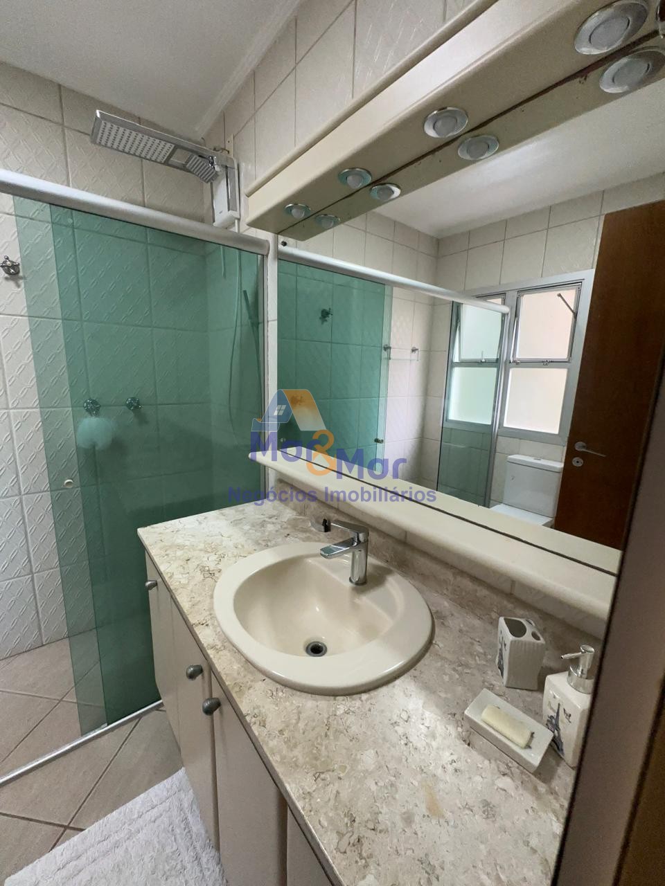 Apartamento na Praia das Pitangueiras, Guarujá - SP