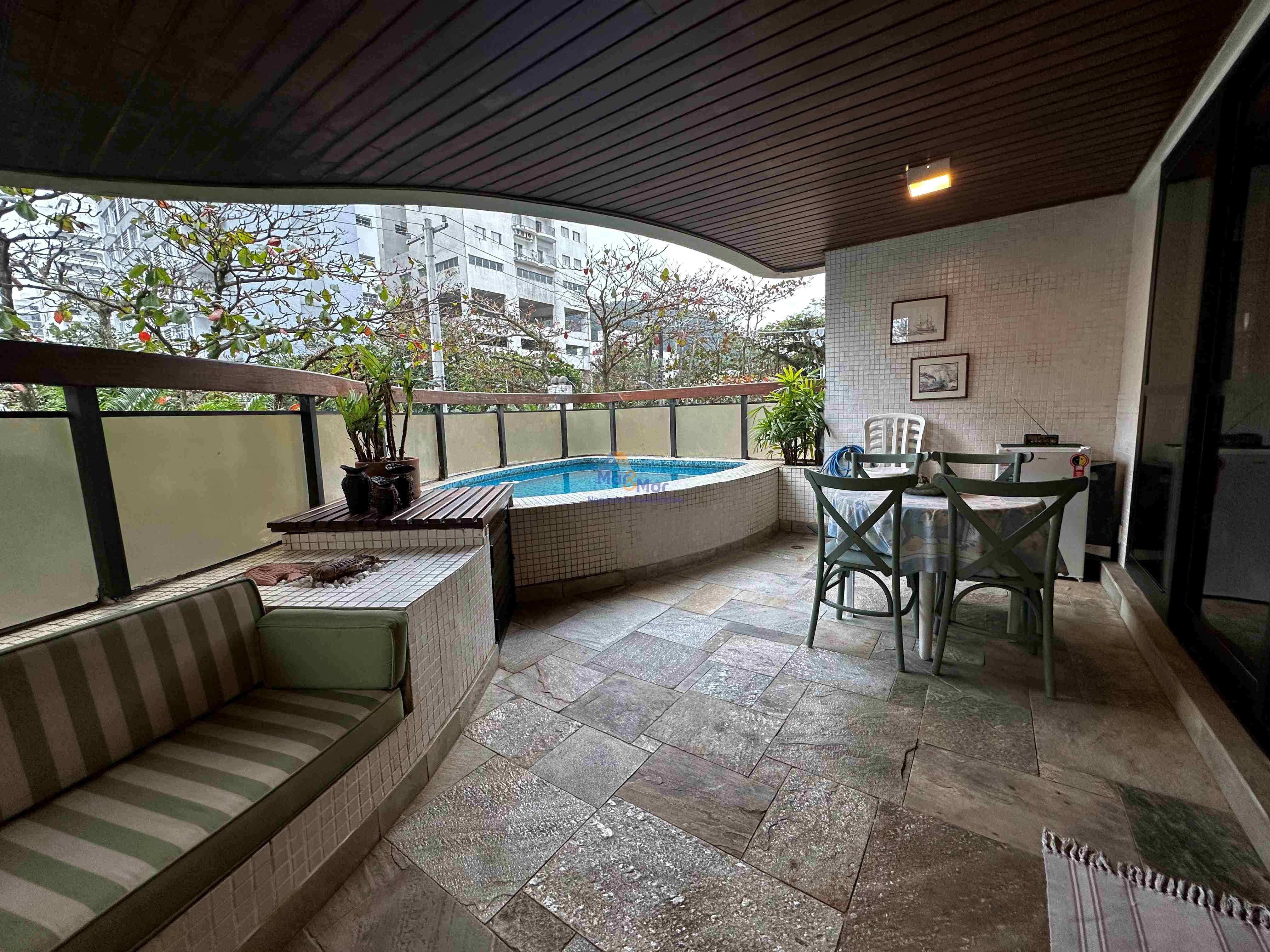 Apartamento na Praia das Pitangueiras, Guarujá - SP