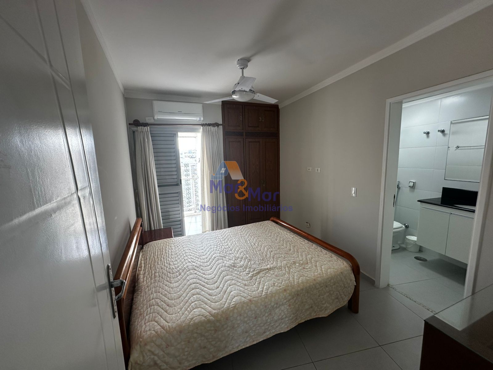 Apartamento na Praia das Pitangueiras, Guarujá - SP
