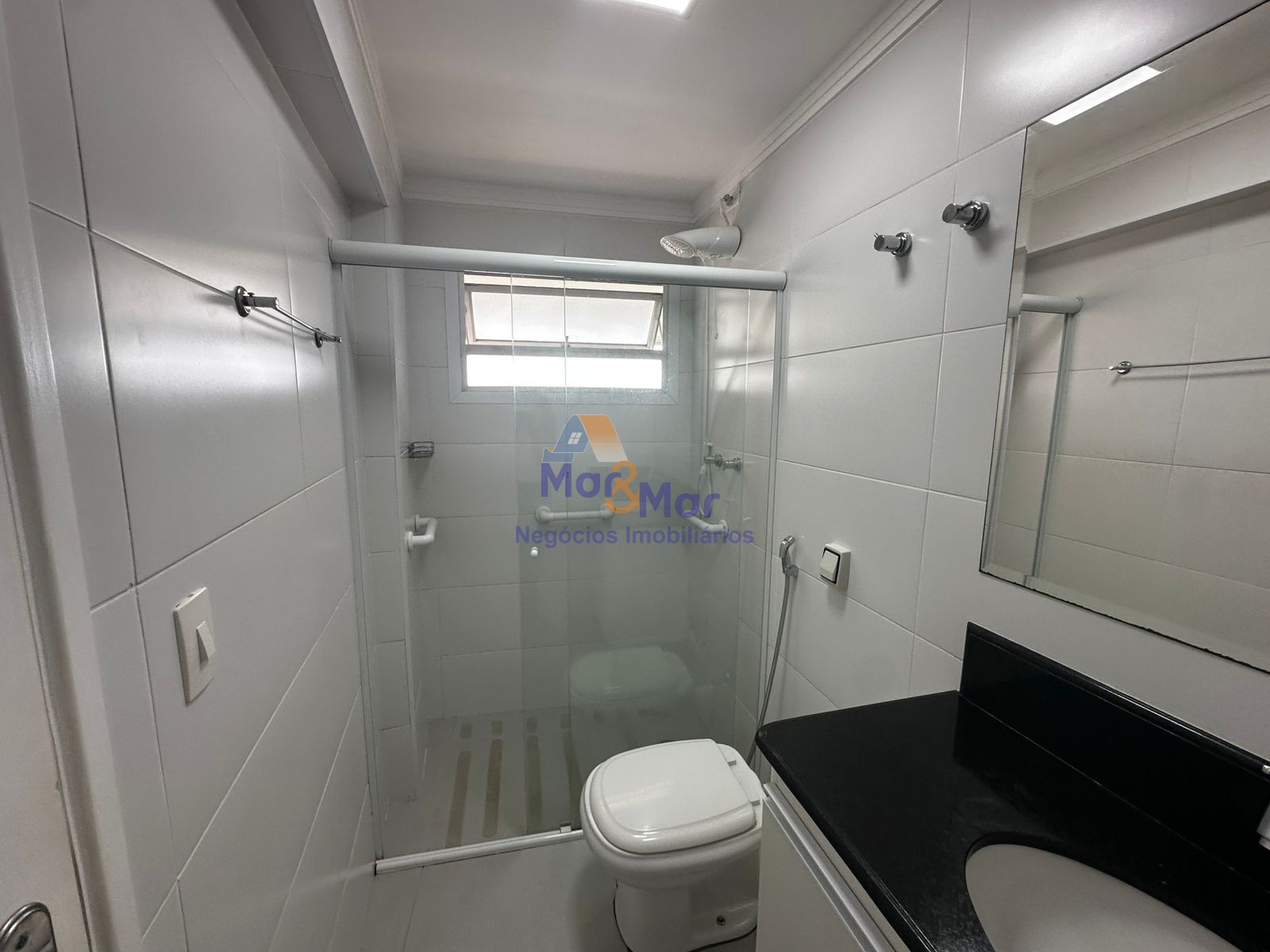 Apartamento na Praia das Pitangueiras, Guarujá - SP