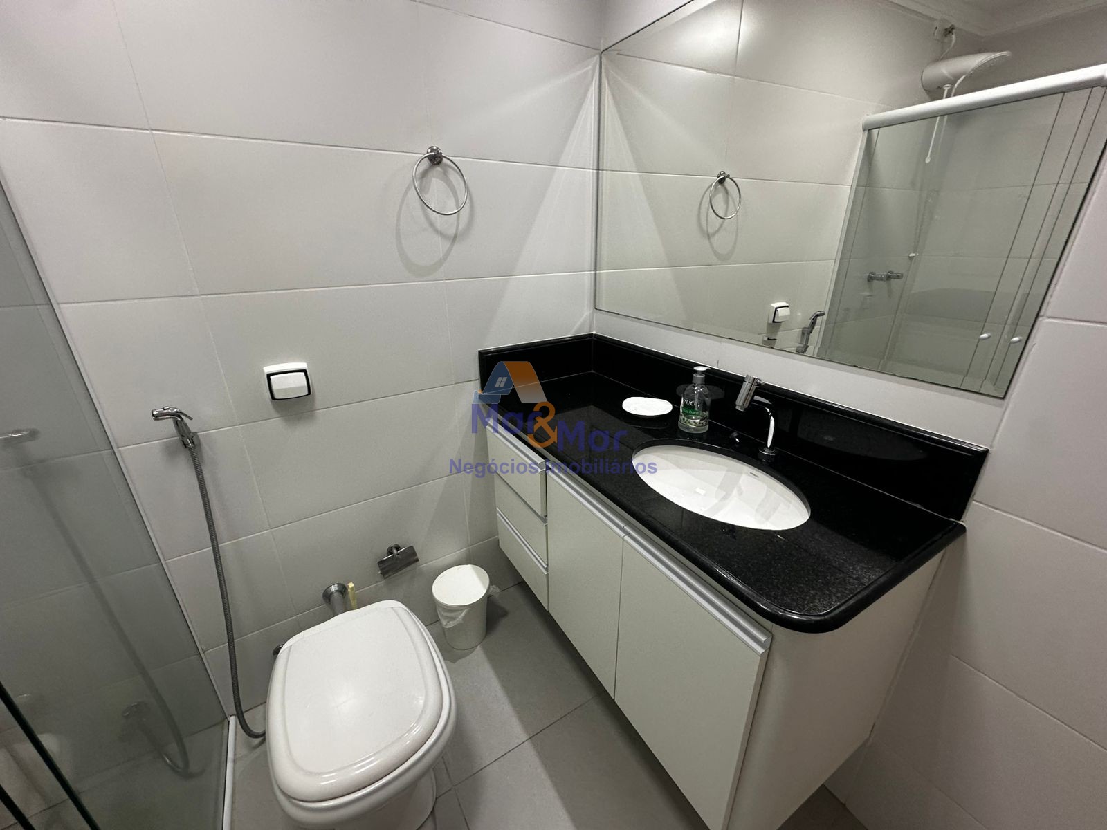 Apartamento na Praia das Pitangueiras, Guarujá - SP