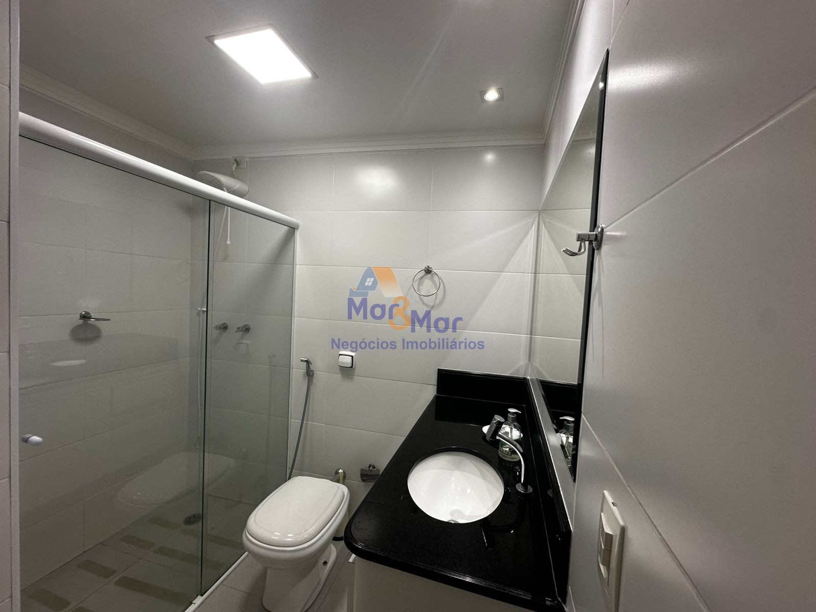 Apartamento na Praia das Pitangueiras, Guarujá - SP