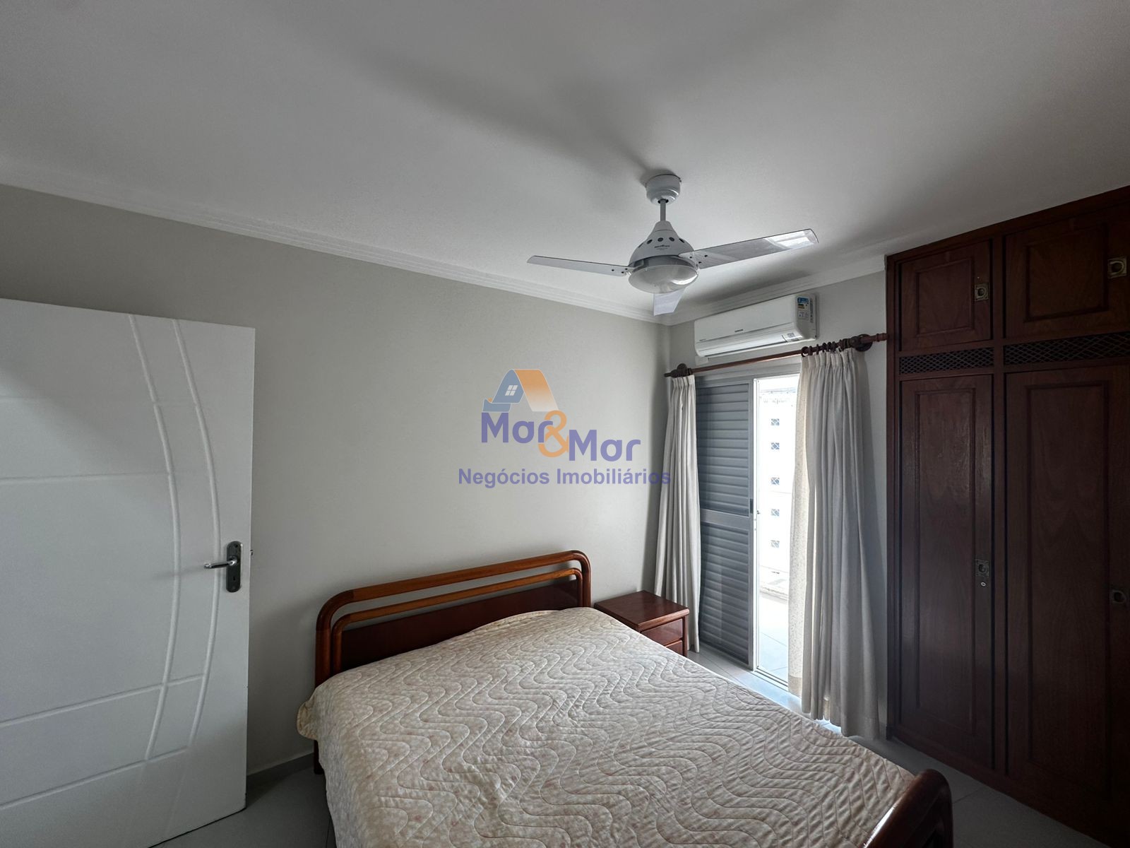 Apartamento na Praia das Pitangueiras, Guarujá - SP