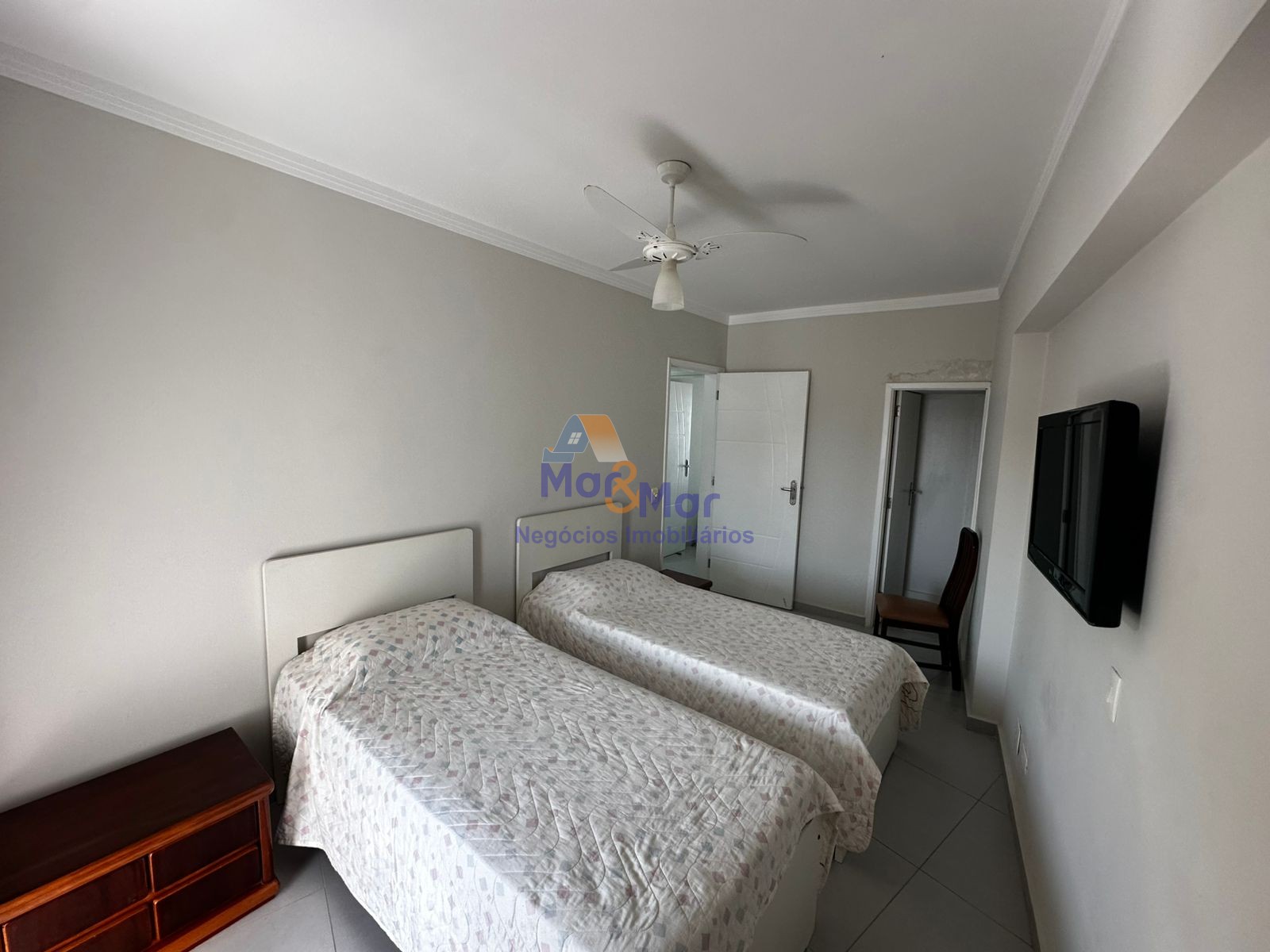 Apartamento na Praia das Pitangueiras, Guarujá - SP