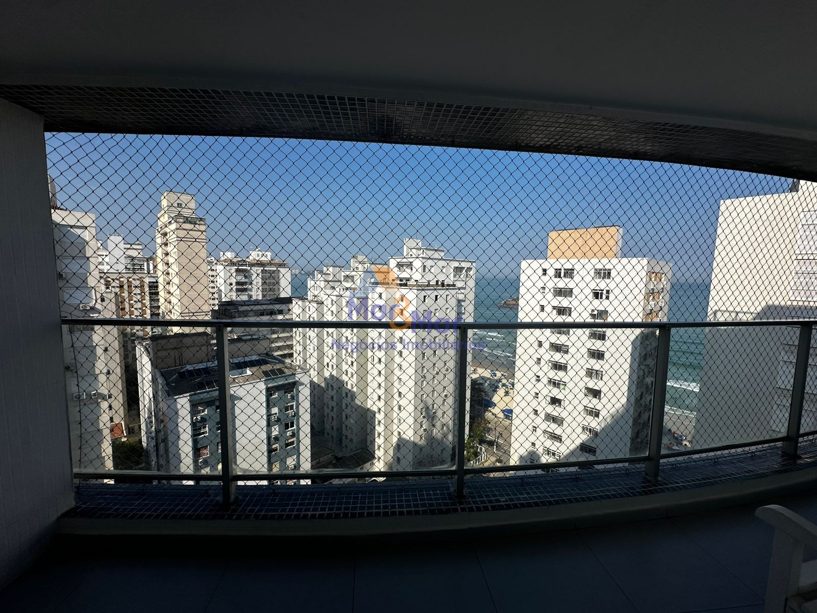Apartamento na Praia das Pitangueiras, Guarujá - SP