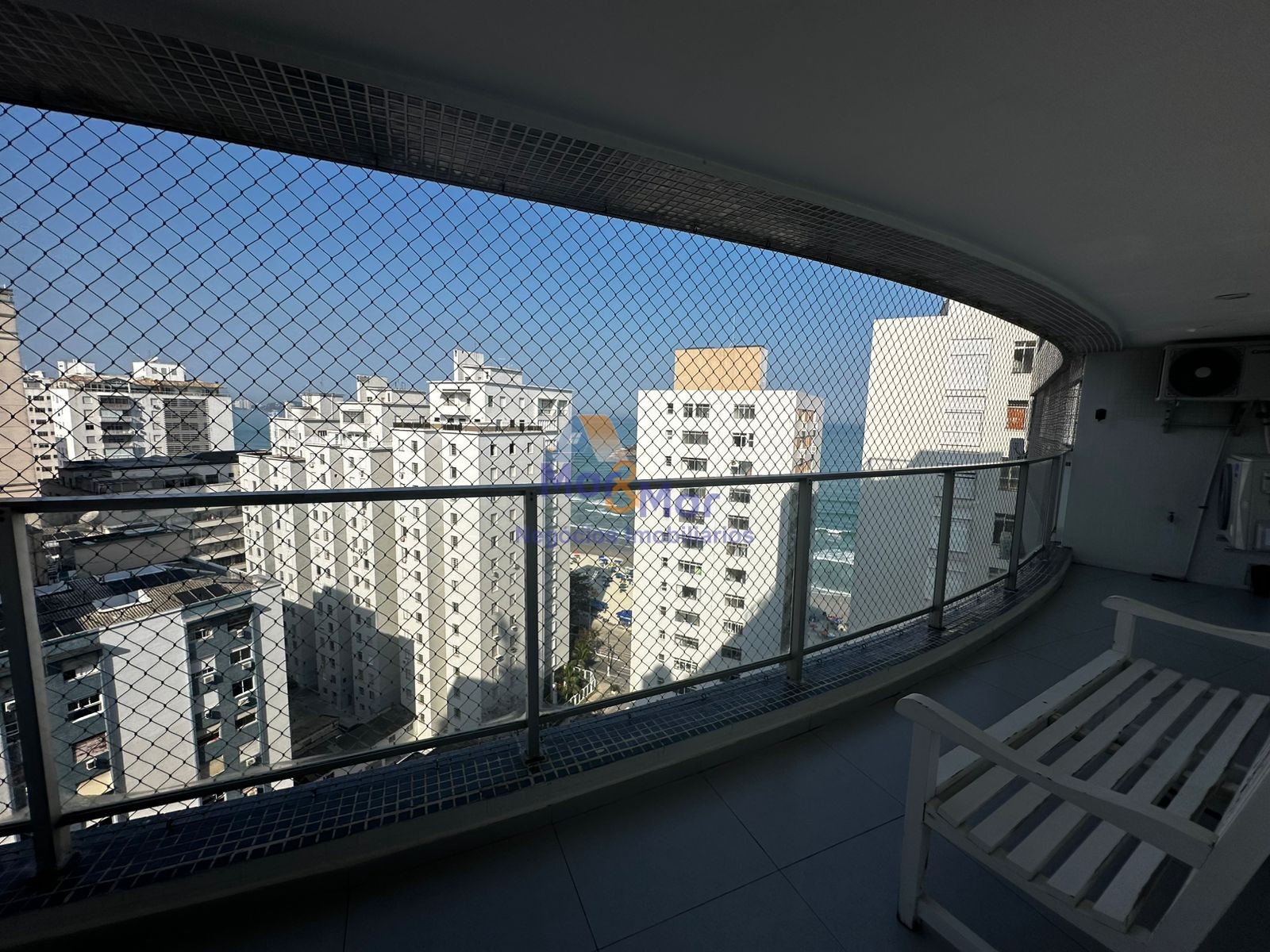 Apartamento na Praia das Pitangueiras, Guarujá - SP
