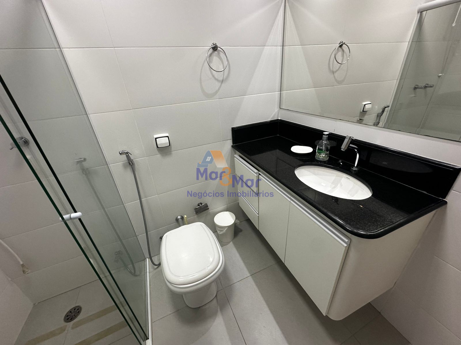Apartamento na Praia das Pitangueiras, Guarujá - SP