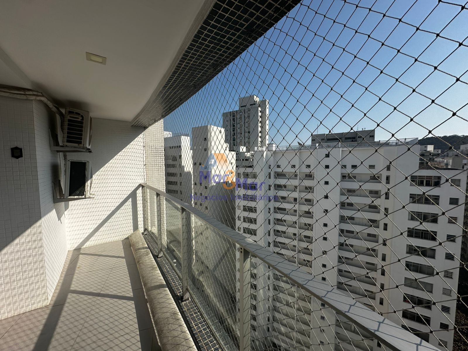Apartamento na Praia das Pitangueiras, Guarujá - SP