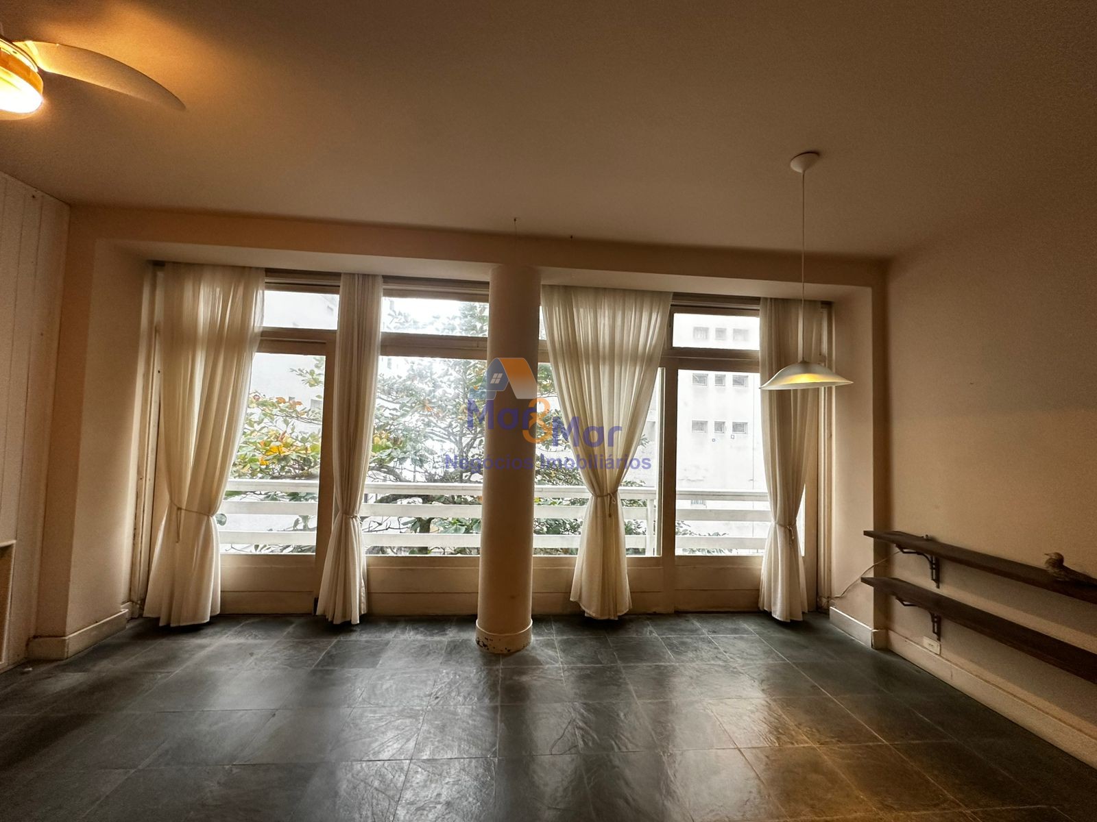 Apartamento na Praia das Pitangueiras, Guarujá - SP