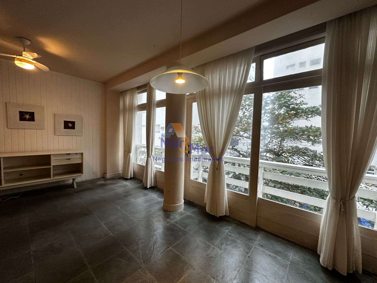 Apartamento na Praia das Pitangueiras, Guarujá - SP