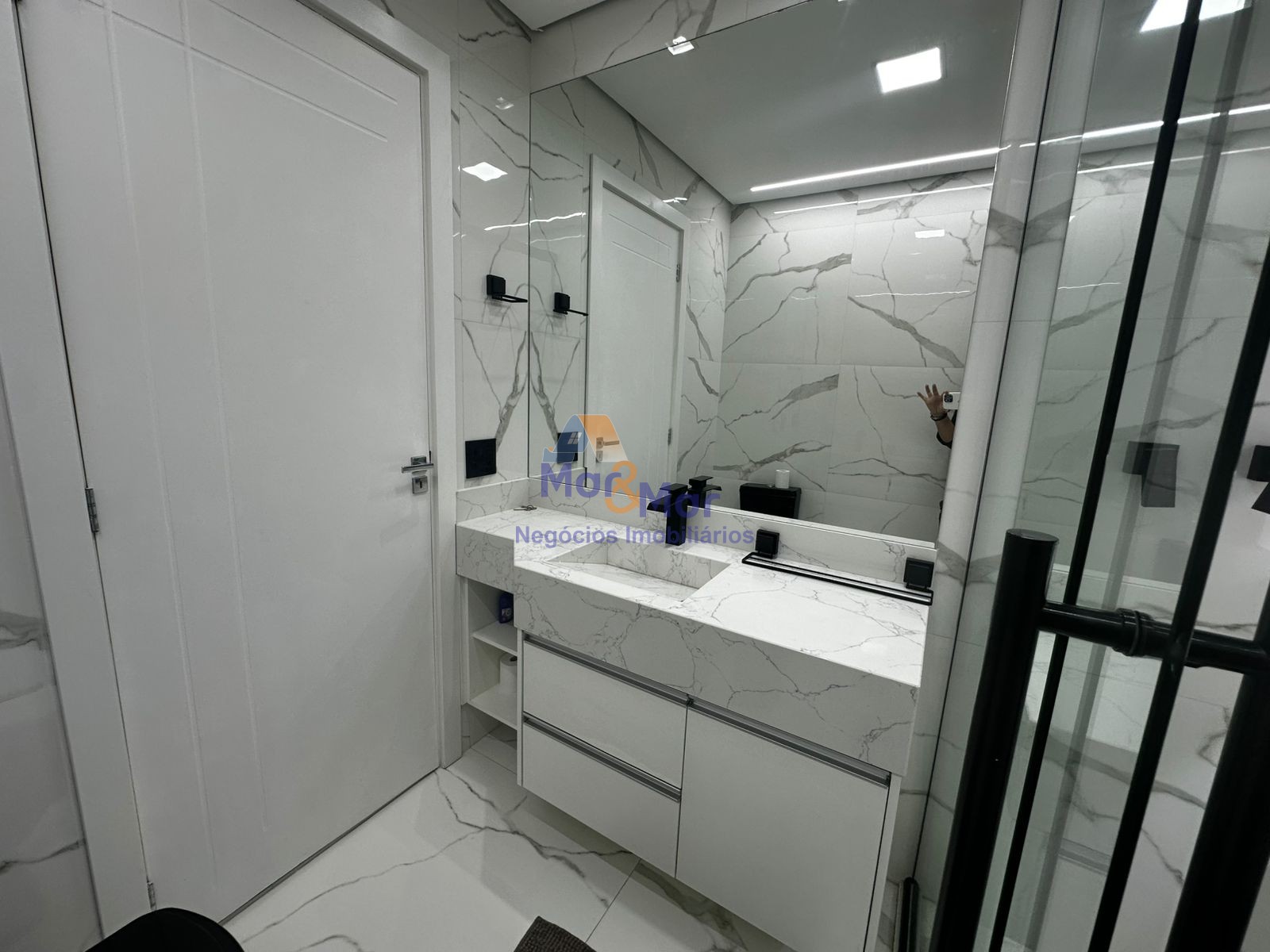 Apartamento na Praia das Pitangueiras, Guarujá - SP