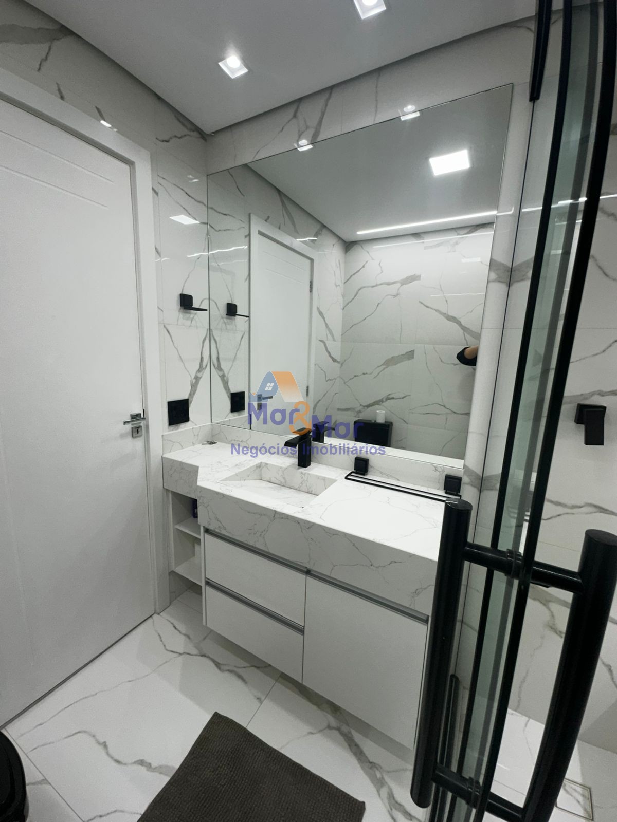 Apartamento na Praia das Pitangueiras, Guarujá - SP