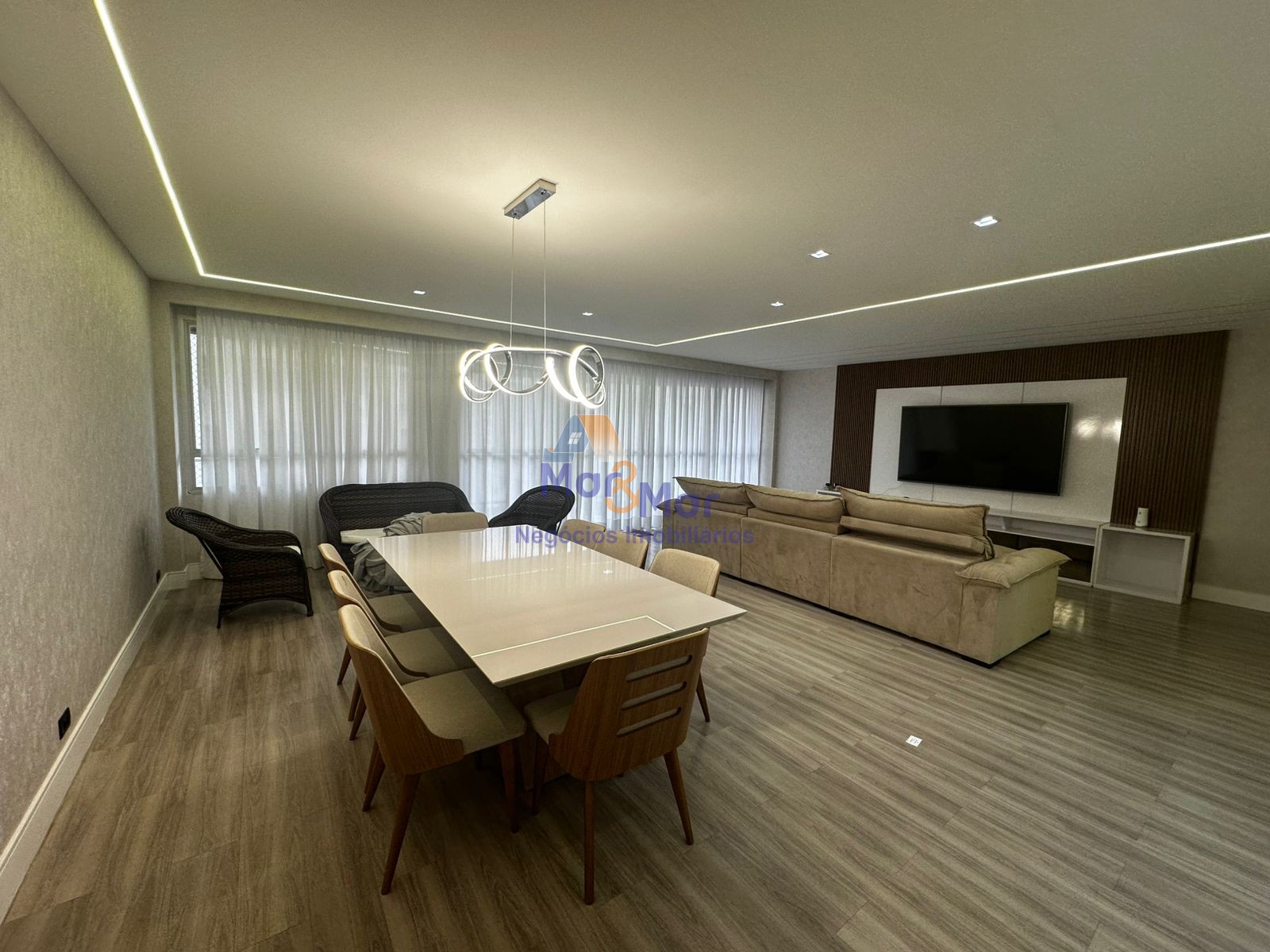 Apartamento na Praia das Pitangueiras, Guarujá - SP