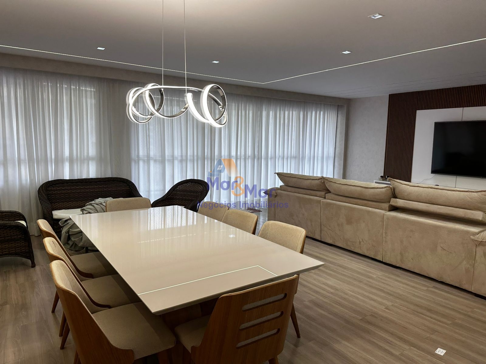 Apartamento na Praia das Pitangueiras, Guarujá - SP