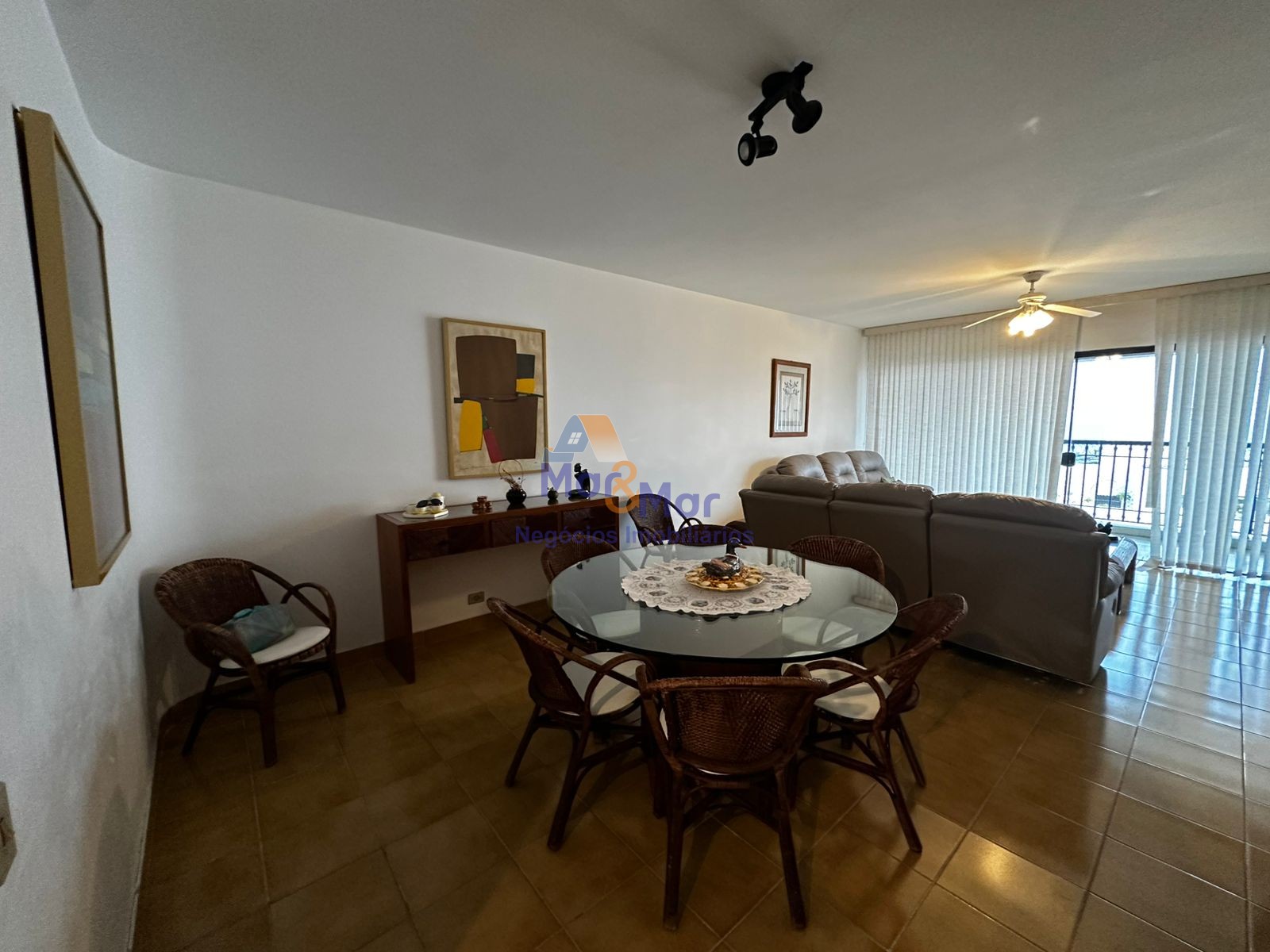 Apartamento na Praia das Pitangueiras, Guarujá - SP