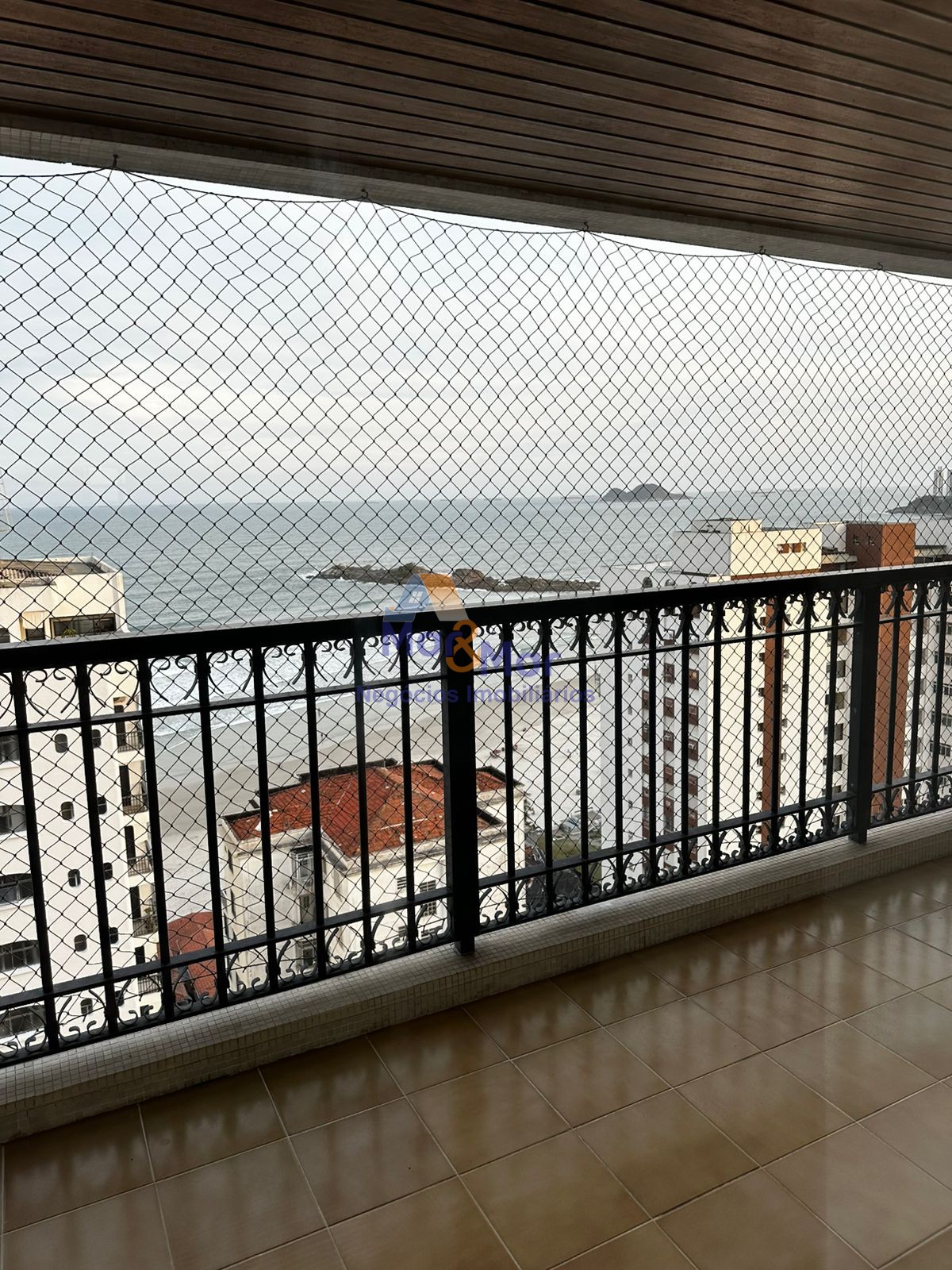Apartamento na Praia das Pitangueiras, Guarujá - SP