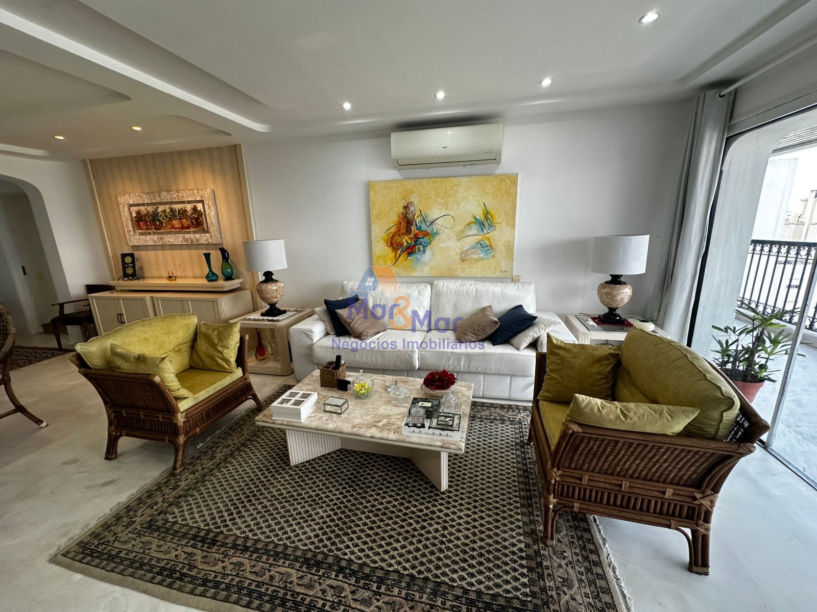 Apartamento na Praia das Pitangueiras, Guarujá - SP