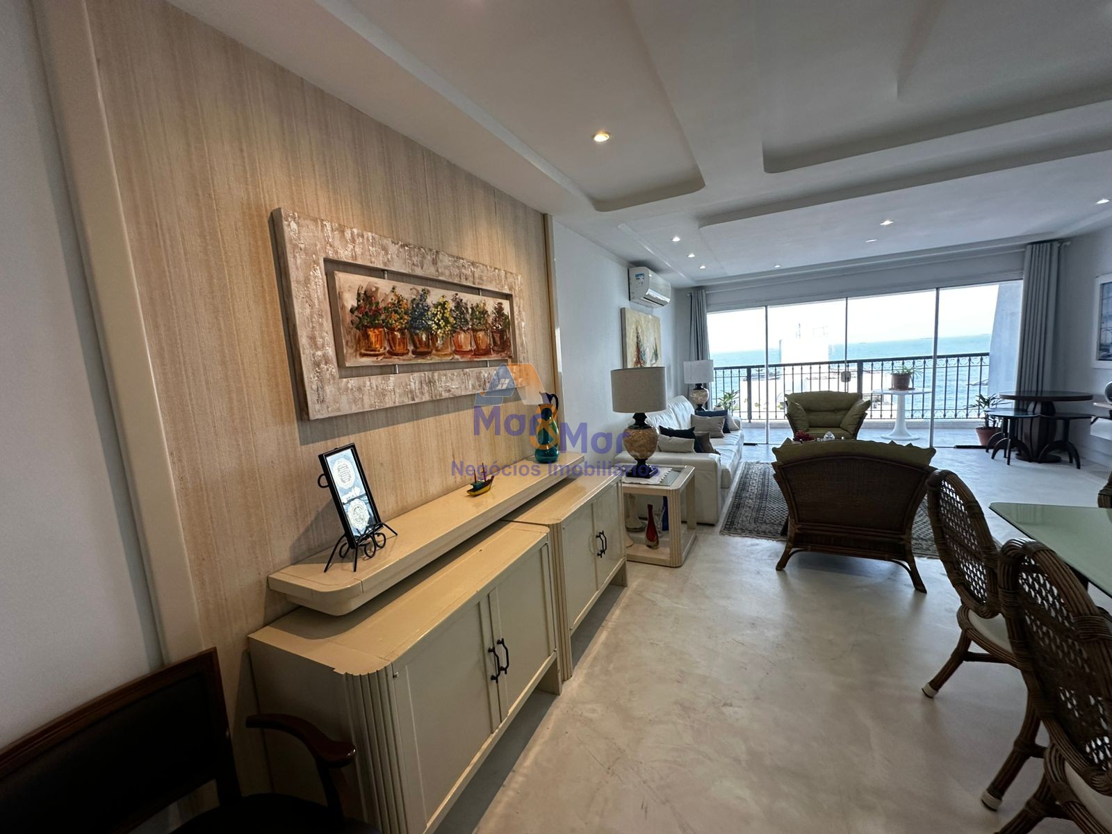 Apartamento na Praia das Pitangueiras, Guarujá - SP