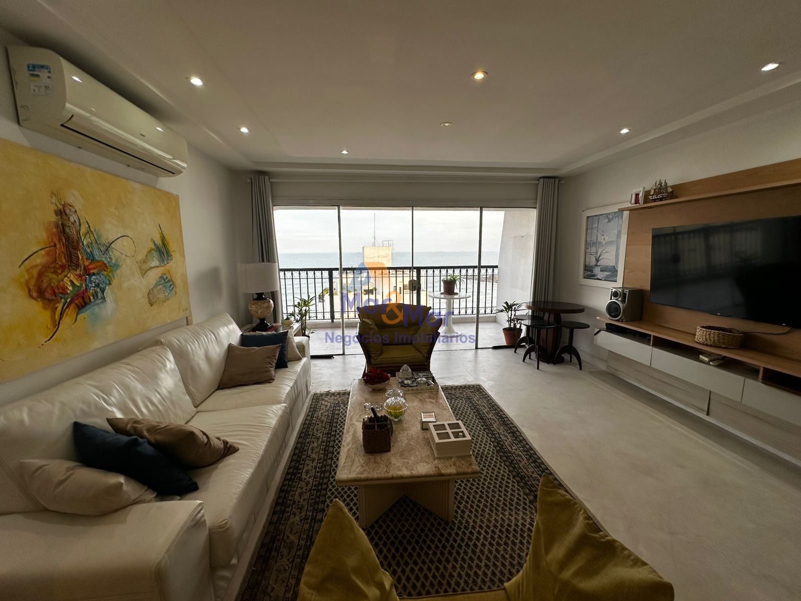 Apartamento na Praia das Pitangueiras, Guarujá - SP