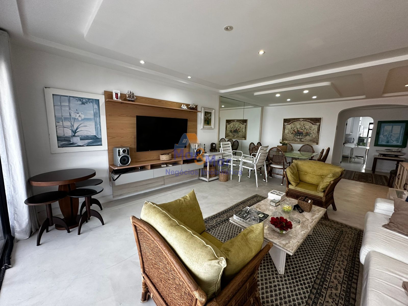 Apartamento na Praia das Pitangueiras, Guarujá - SP