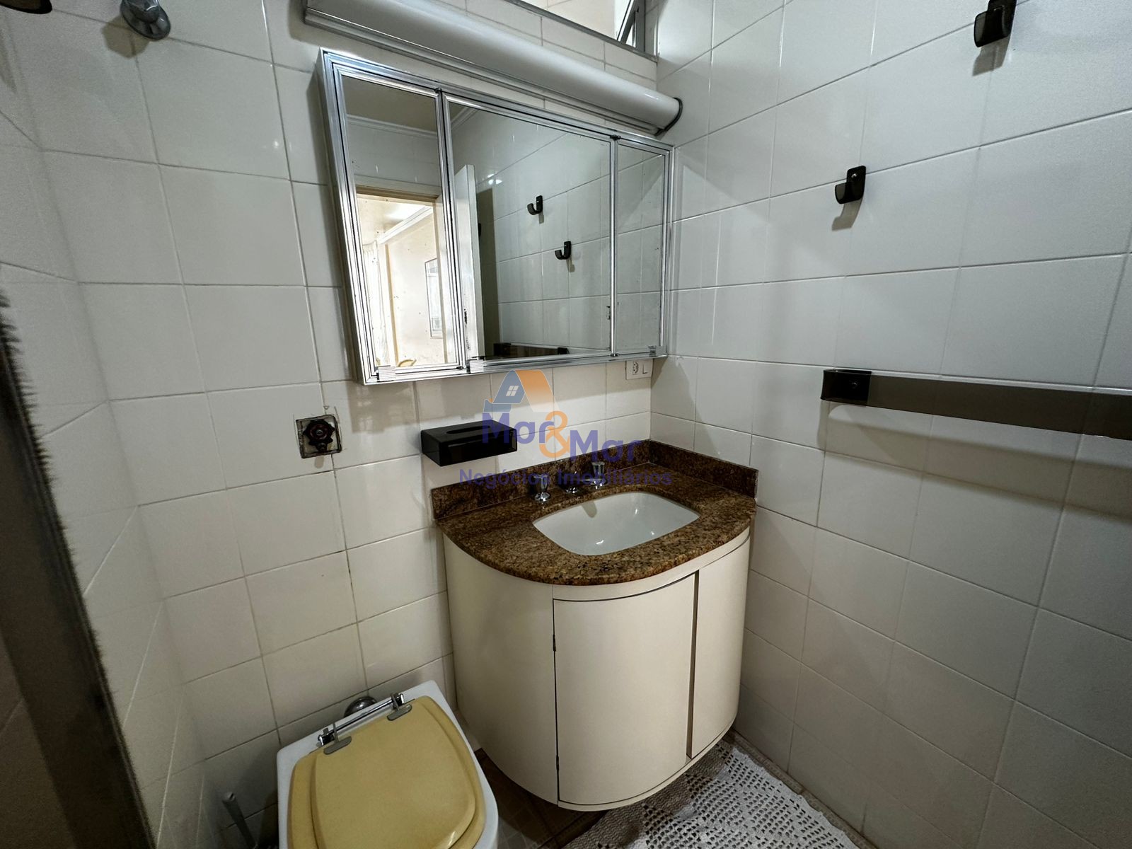 Apartamento na Praia das Pitangueiras, Guarujá - SP