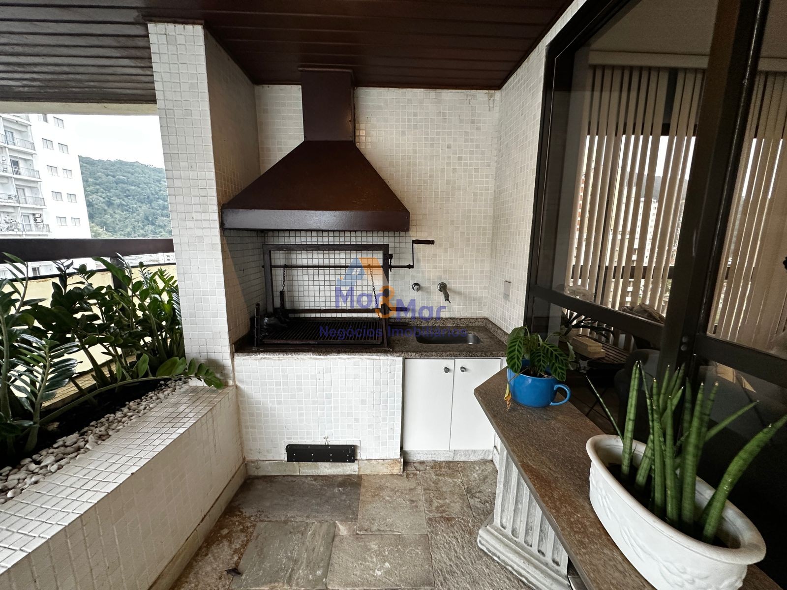 Apartamento na Praia das Pitangueiras, Guarujá - SP