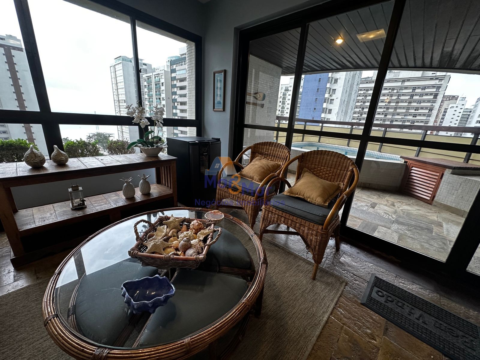 Apartamento na Praia das Pitangueiras, Guarujá - SP