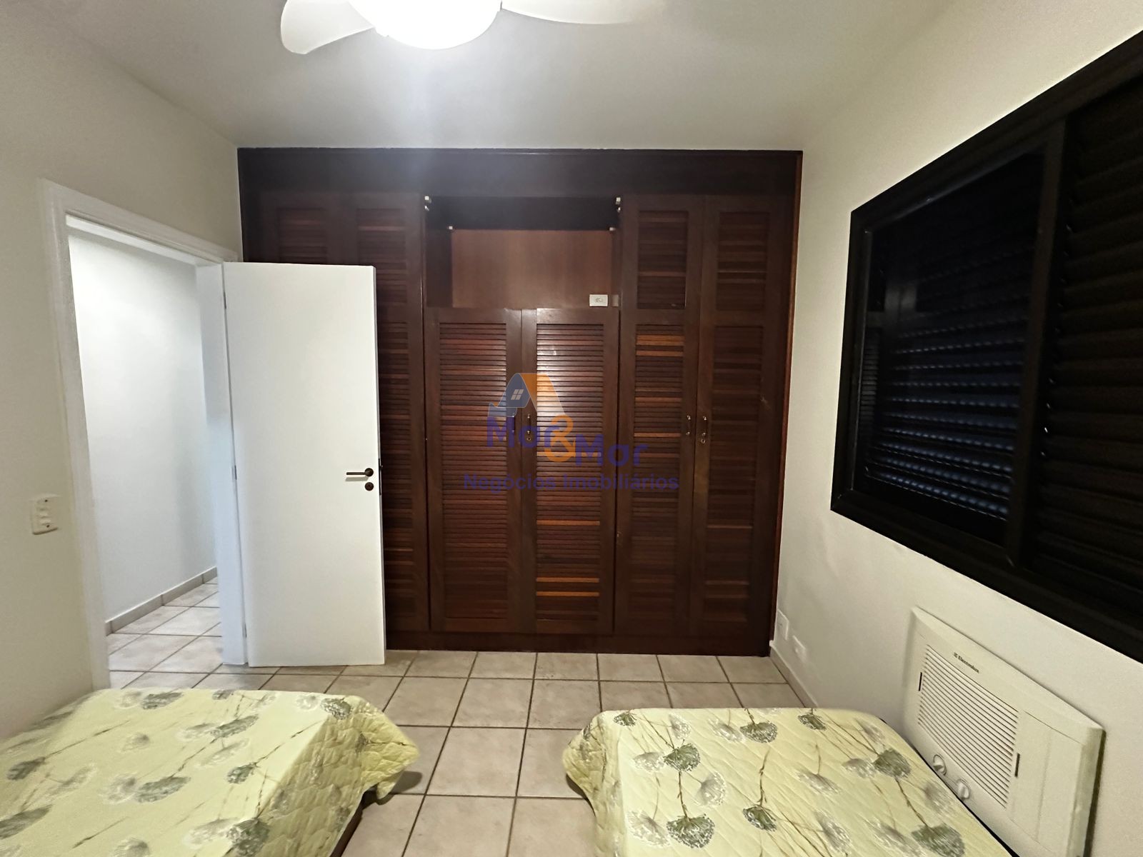 Apartamento na Praia das Pitangueiras, Guarujá - SP