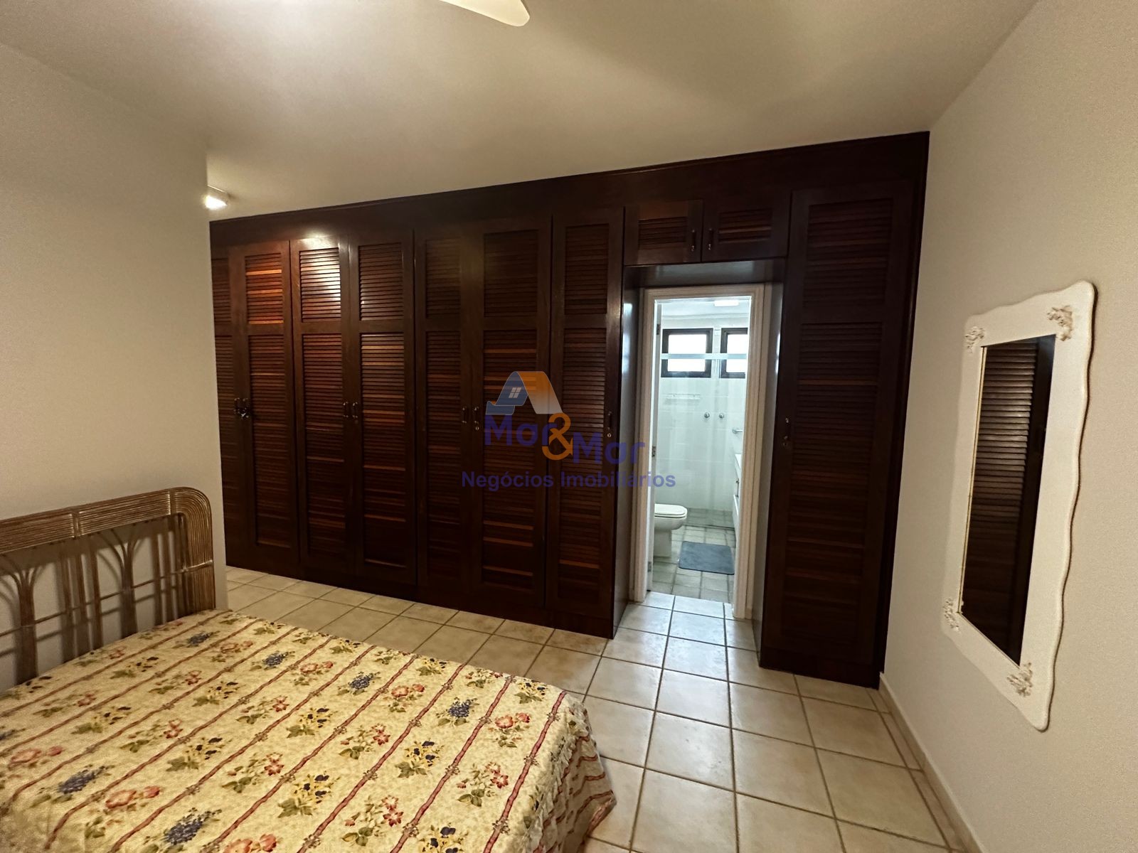 Apartamento na Praia das Pitangueiras, Guarujá - SP