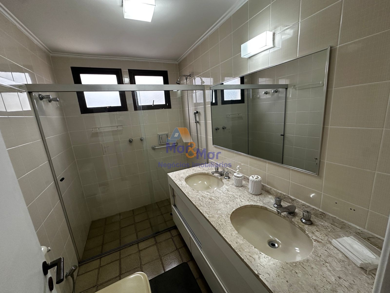Apartamento na Praia das Pitangueiras, Guarujá - SP