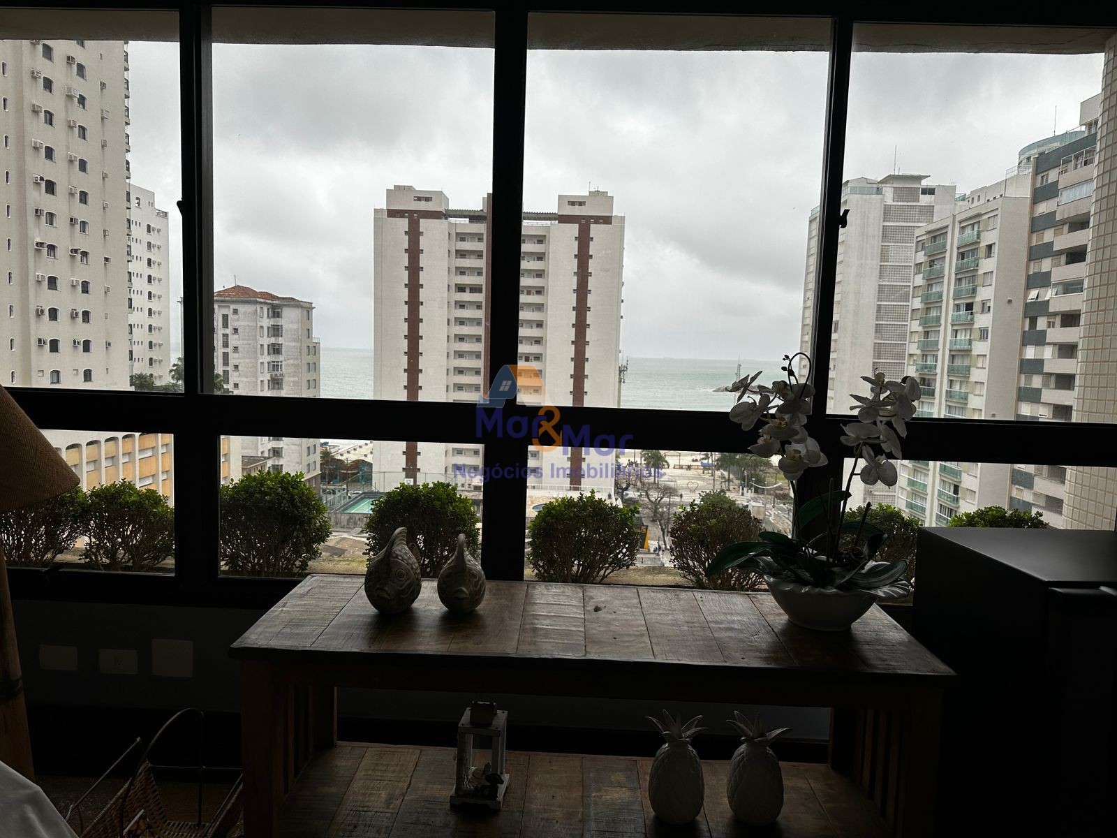 Apartamento na Praia das Pitangueiras, Guarujá - SP