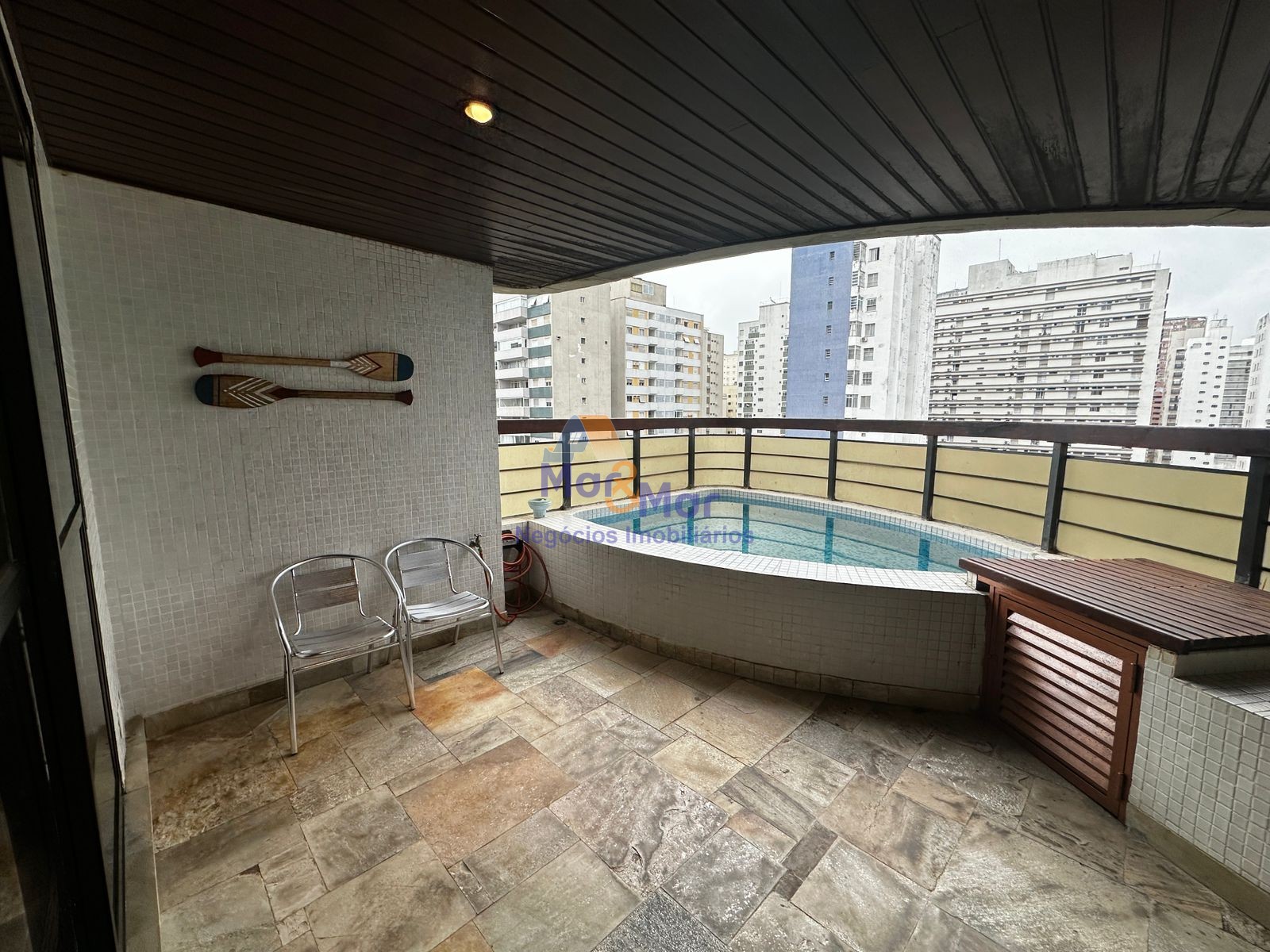 Apartamento na Praia das Pitangueiras, Guarujá - SP