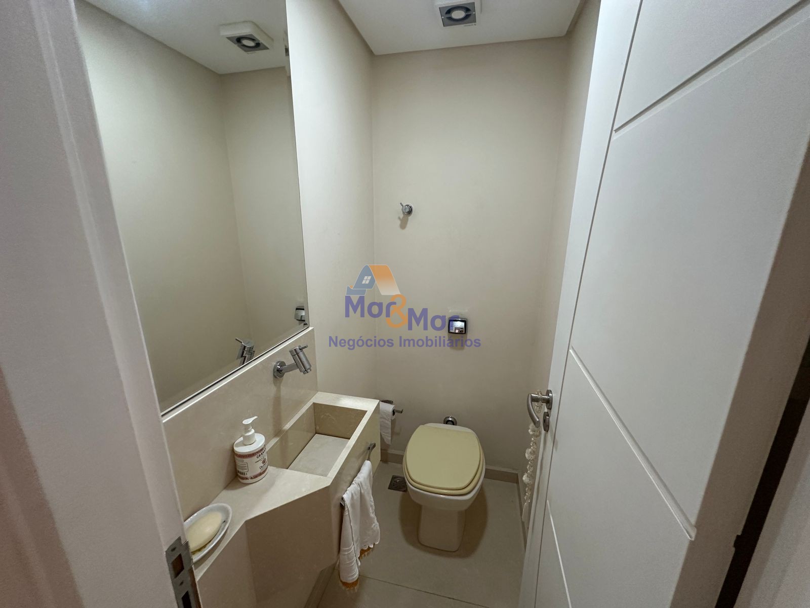 Apartamento na Praia das Pitangueiras, Guarujá - SP