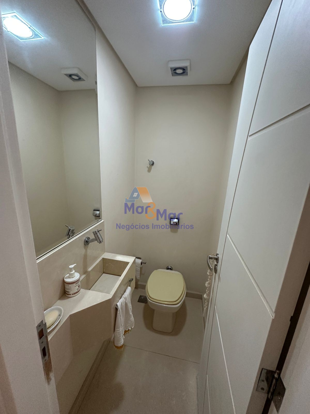 Apartamento na Praia das Pitangueiras, Guarujá - SP