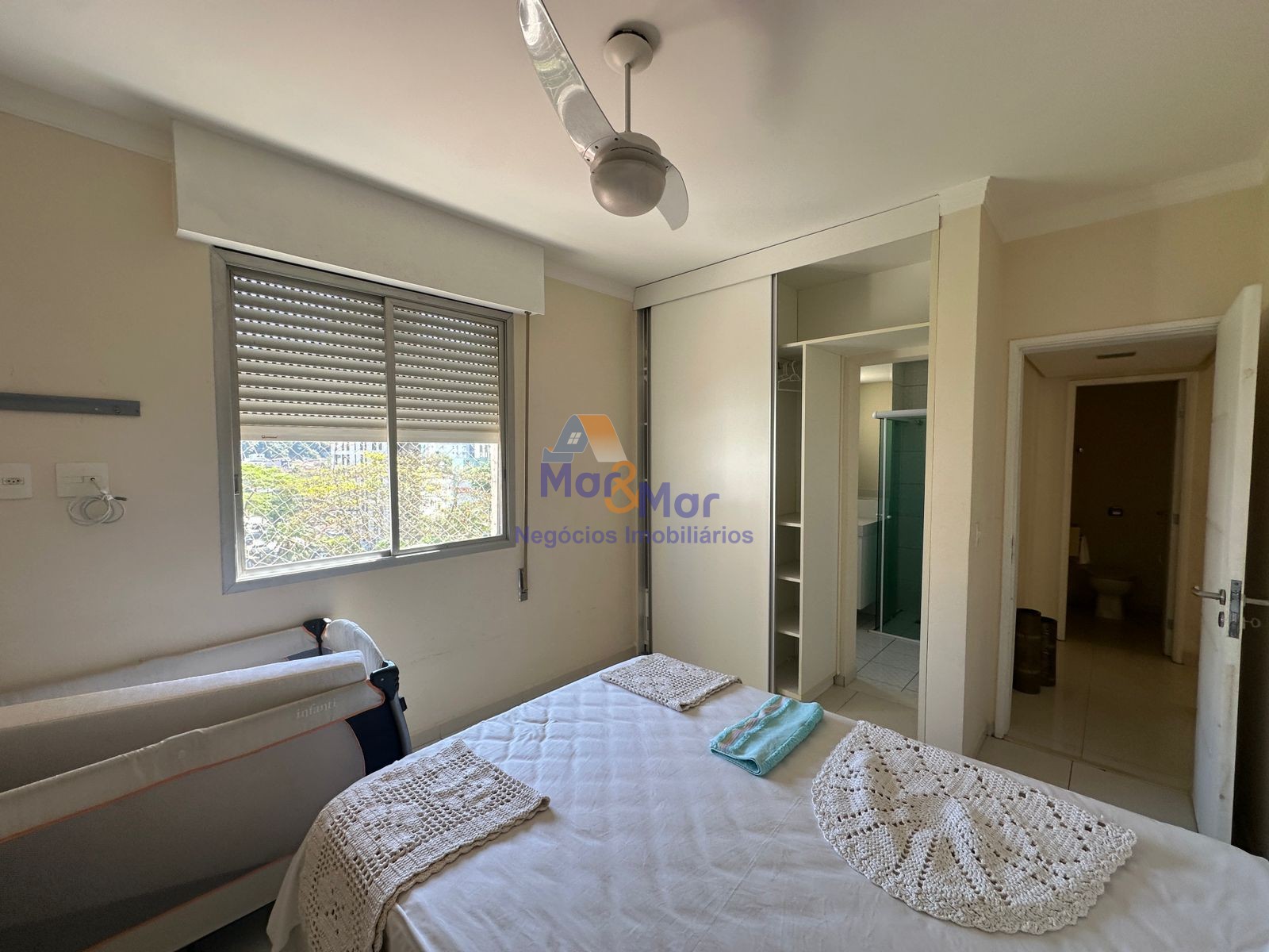 Apartamento na Praia das Pitangueiras, Guarujá - SP