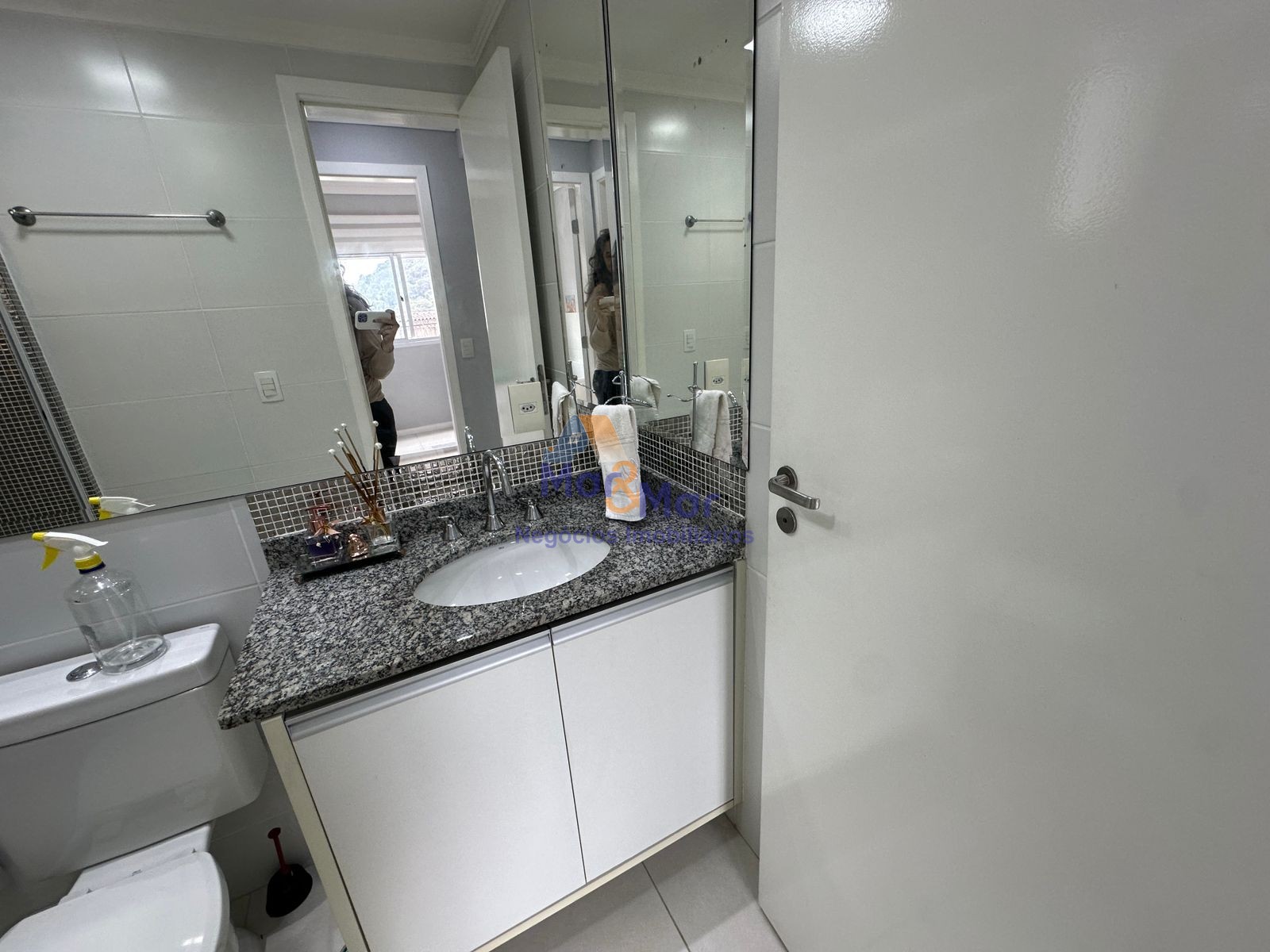 Apartamento na Praia das Pitangueiras, Guarujá - SP